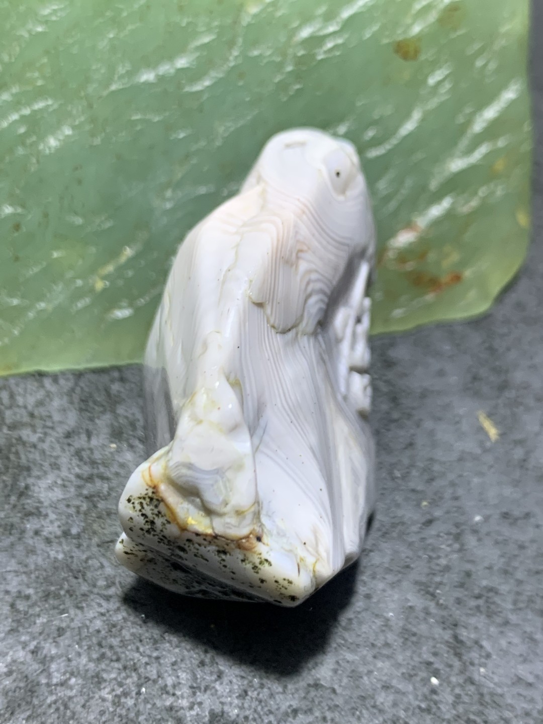 放福利！精美天然千层纹阿拉善玛瑙原石手工雕刻悟字把件（吊坠）一颗，