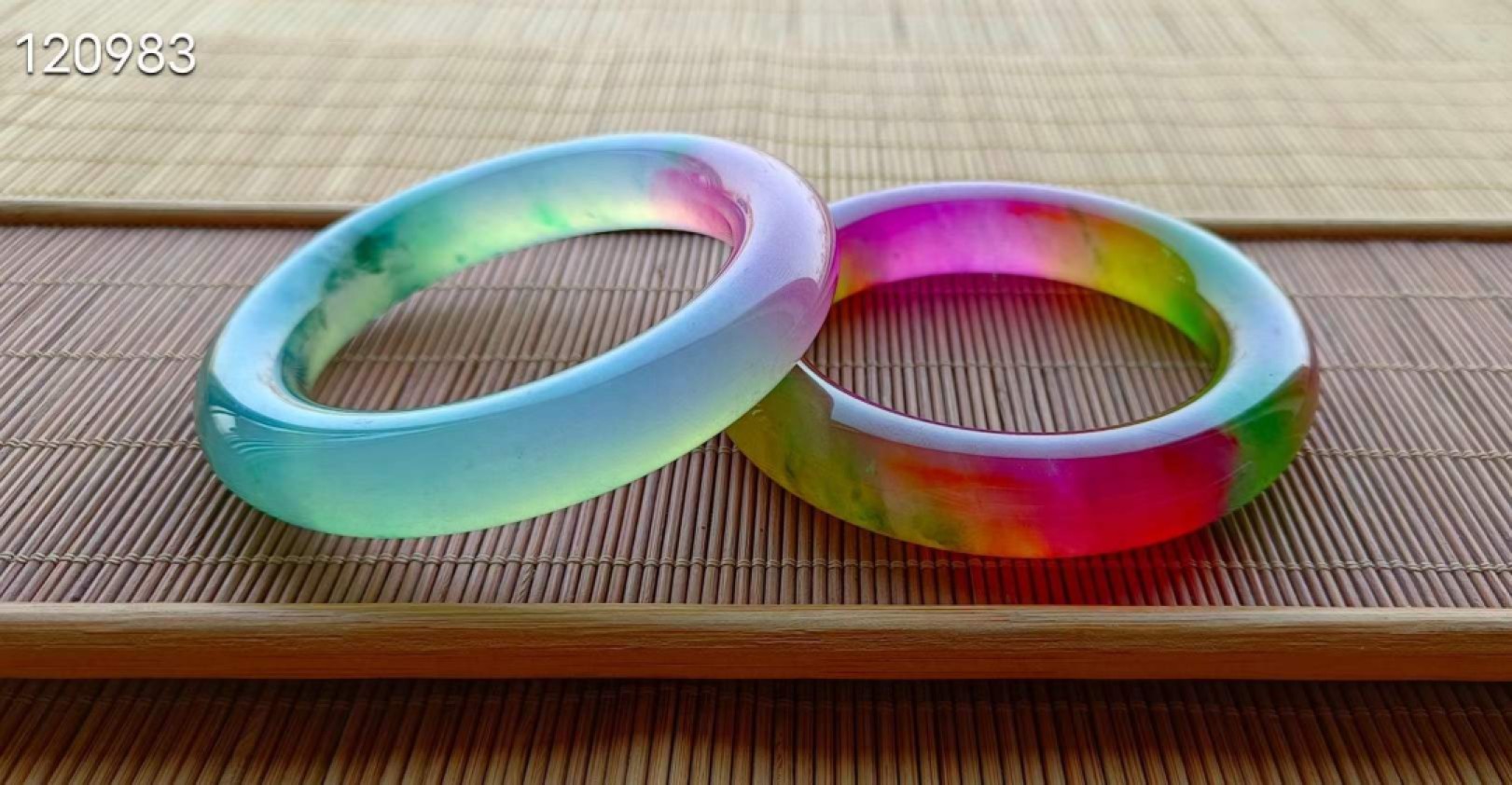 龙石种多彩翡翠手镯一对，水头超好，超级完美，53口径，重91.3/94.2克