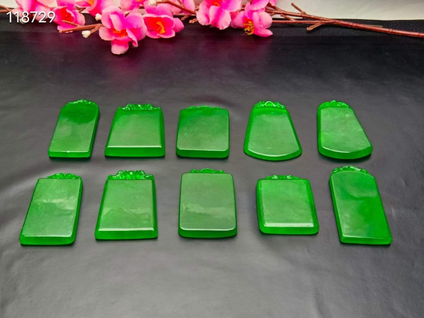 顶级龙石种帝王绿翡翠平安无事牌，整料雕刻，水头超好，超级完美 顶级龙石种帝王绿翡翠平安无事牌，整料雕刻，水头超好，超级完美