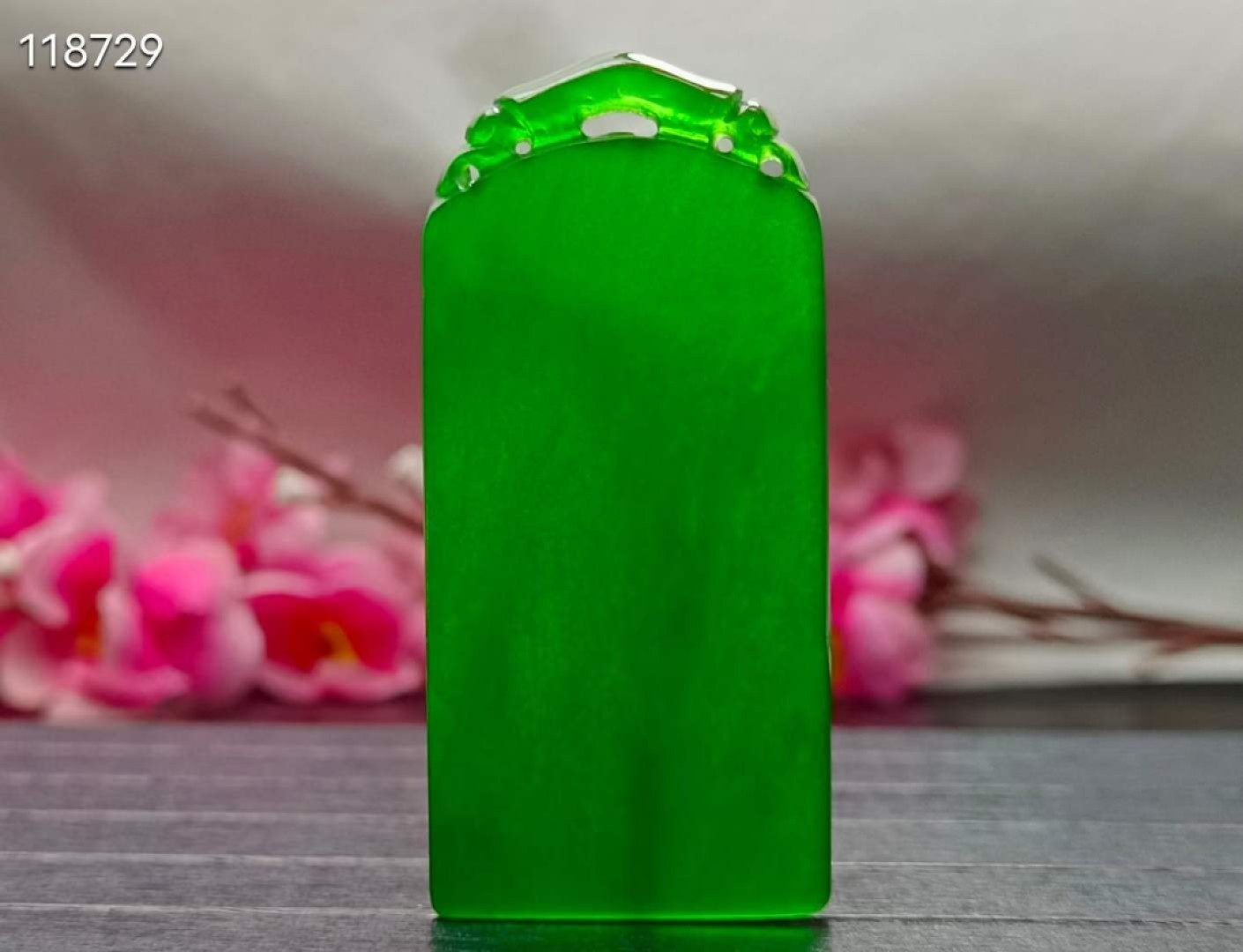 顶级龙石种帝王绿翡翠平安无事牌，整料雕刻，水头超好，超级完美 顶级龙石种帝王绿翡翠平安无事牌，整料雕刻，水头超好，超级完美