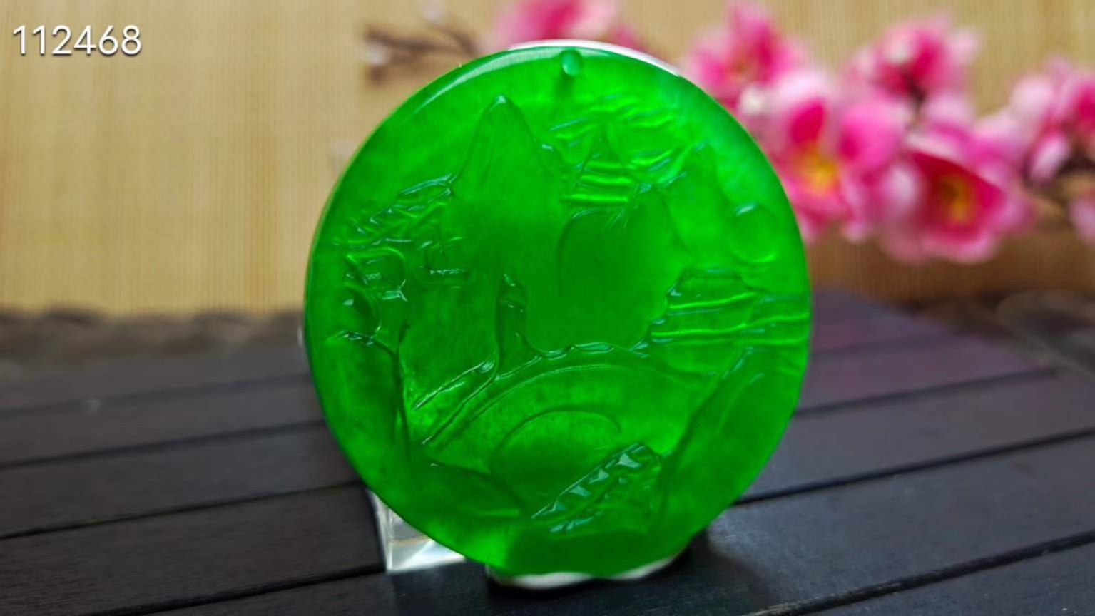 龙石种帝王绿翡翠山水牌，整料雕刻，水头超好，超级完美