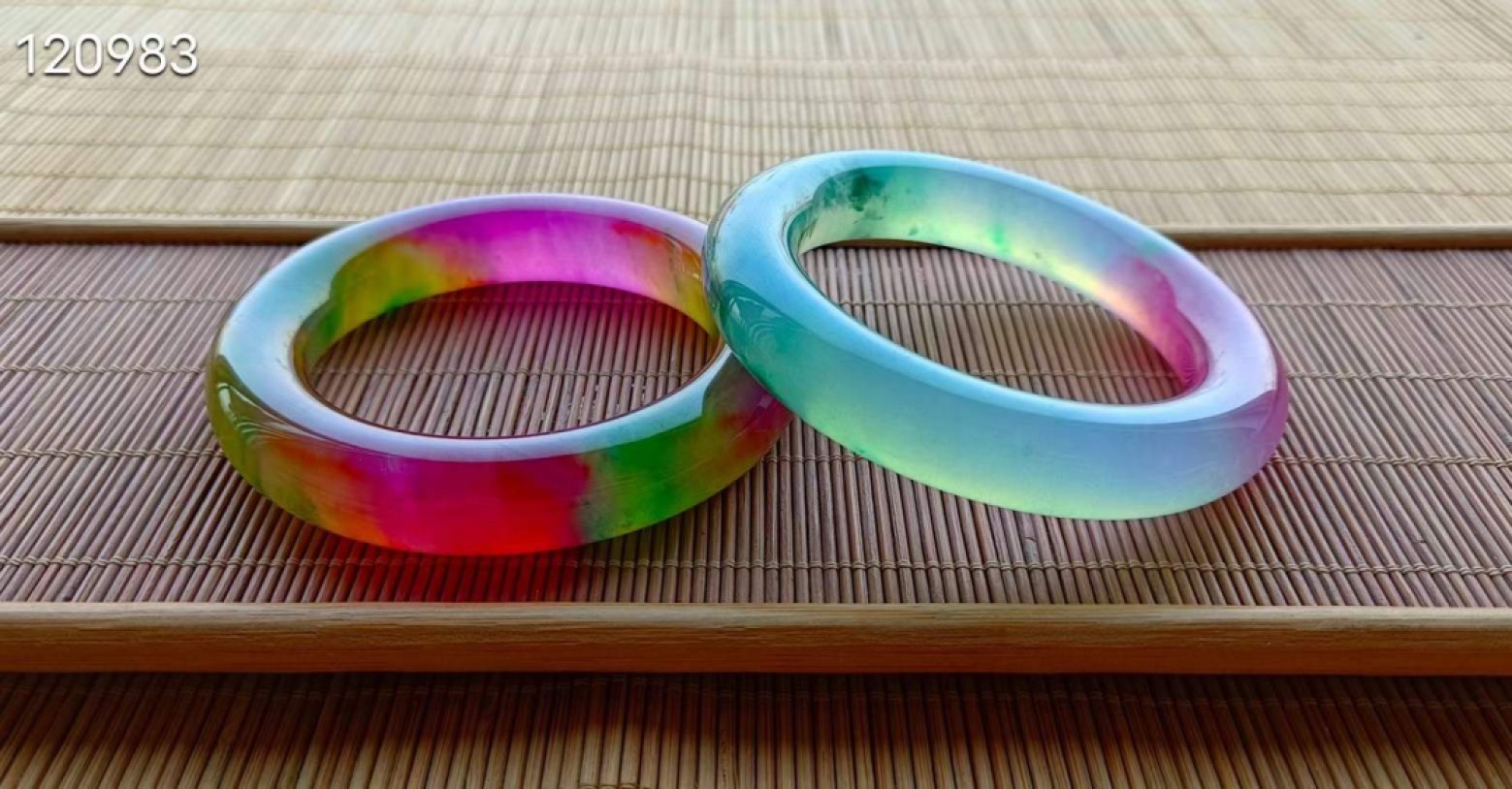 龙石种多彩翡翠手镯一对，水头超好，超级完美，53口径，重91.3/94.2克