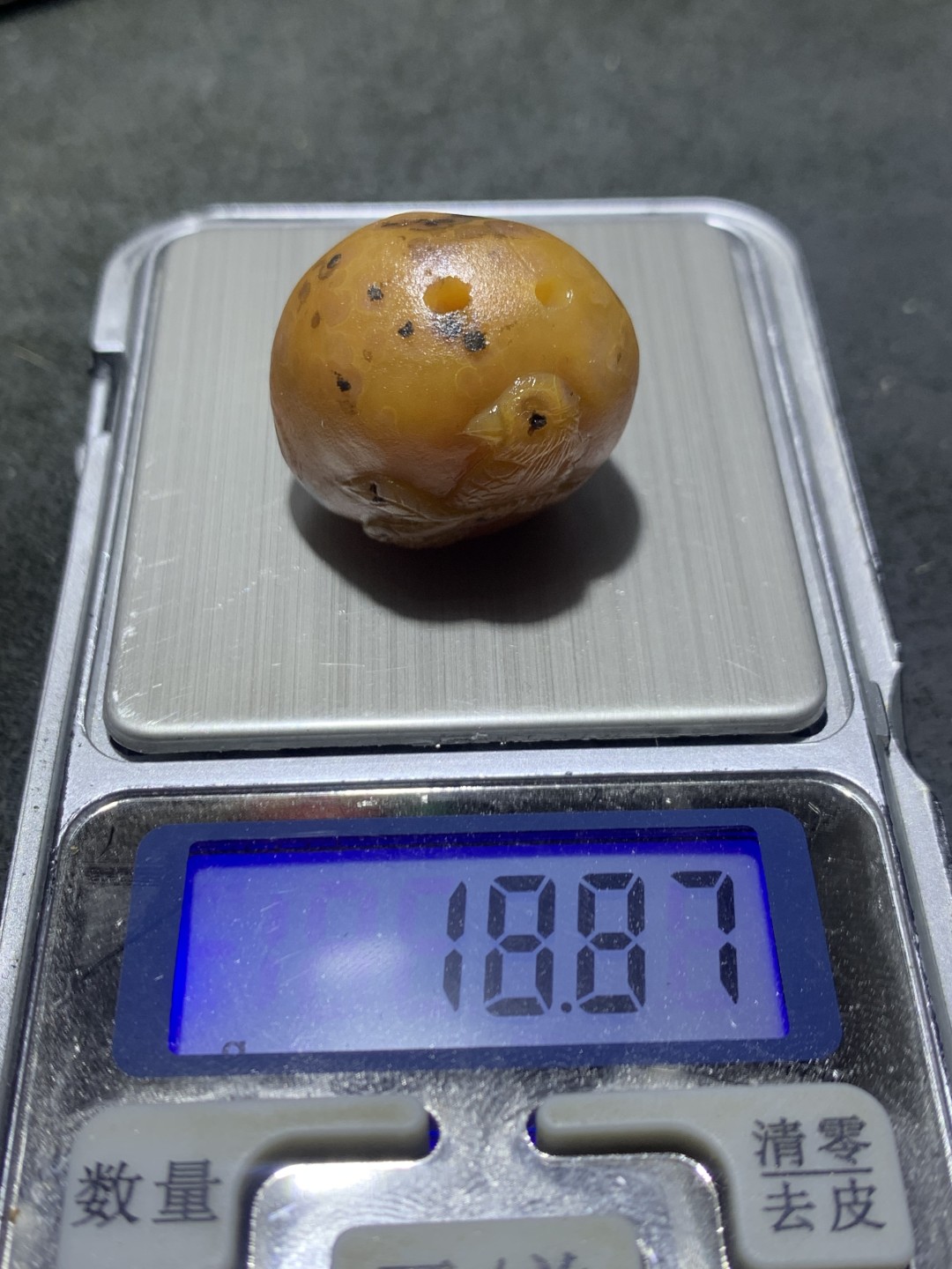 精美亚光原皮天眼战国红玛瑙手工俏色巧雕喜上眉梢随形吊坠（把件)一个，