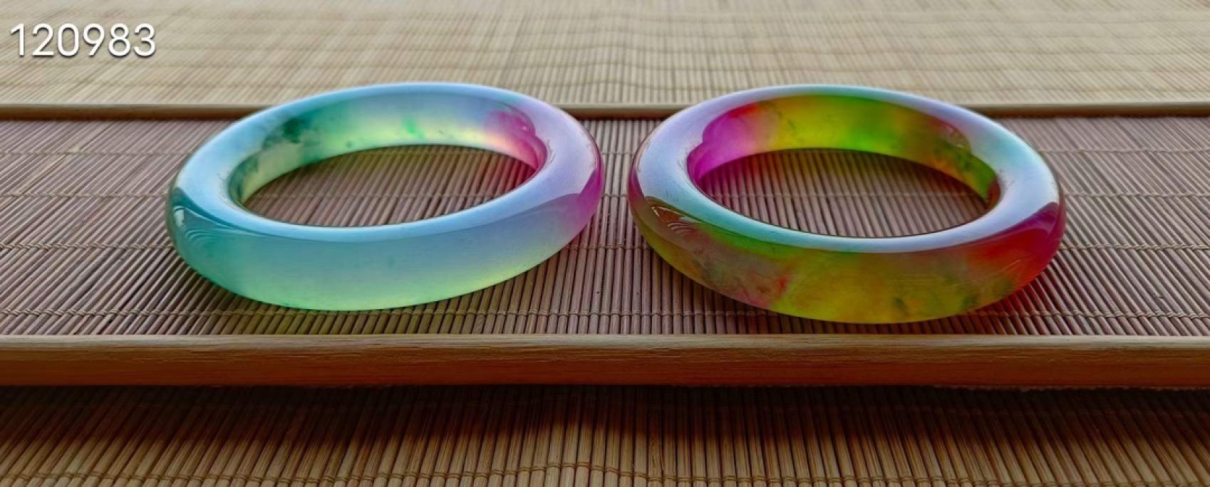 龙石种多彩翡翠手镯一对，水头超好，超级完美，53口径，重91.3/94.2克