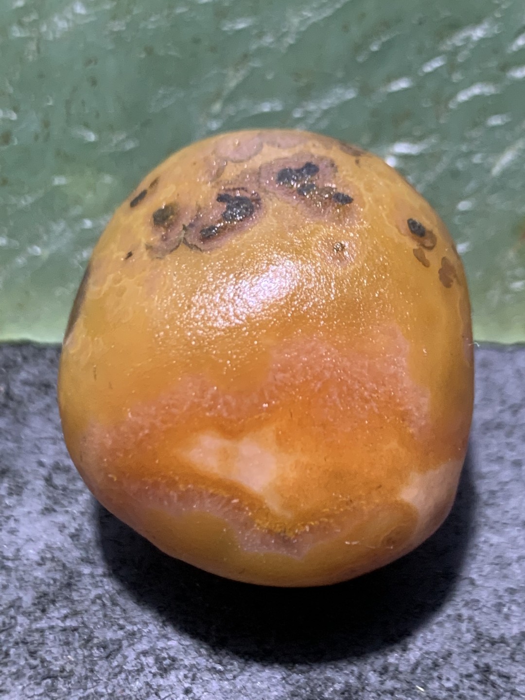 精美亚光原皮天眼战国红玛瑙手工俏色巧雕喜上眉梢随形吊坠（把件)一个，