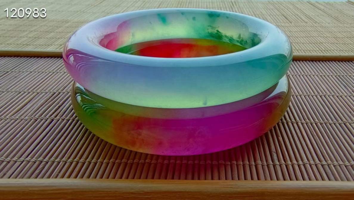 龙石种多彩翡翠手镯一对，水头超好，超级完美，53口径，重91.3/94.2克