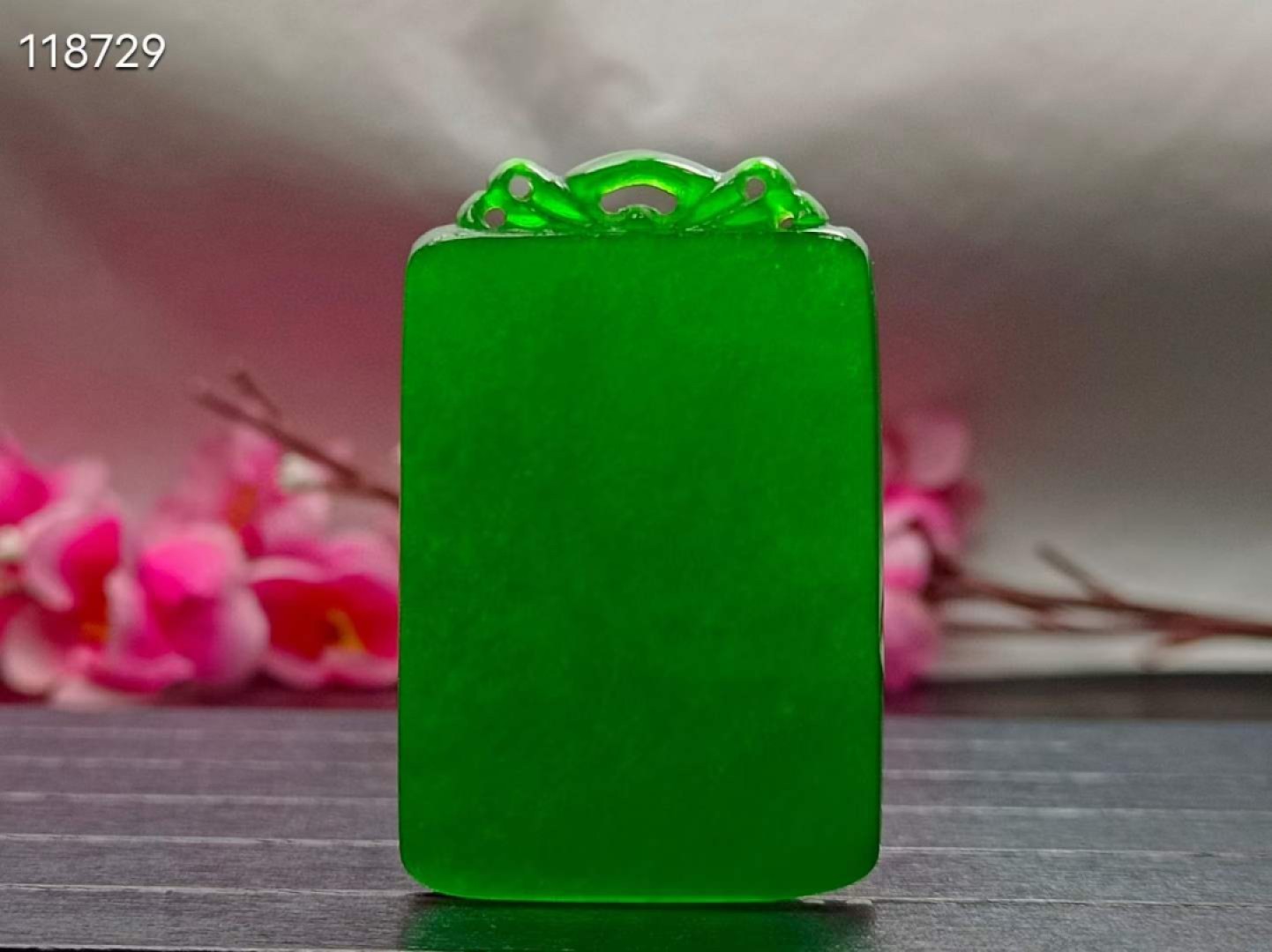 顶级龙石种帝王绿翡翠平安无事牌，整料雕刻，水头超好，超级完美 顶级龙石种帝王绿翡翠平安无事牌，整料雕刻，水头超好，超级完美