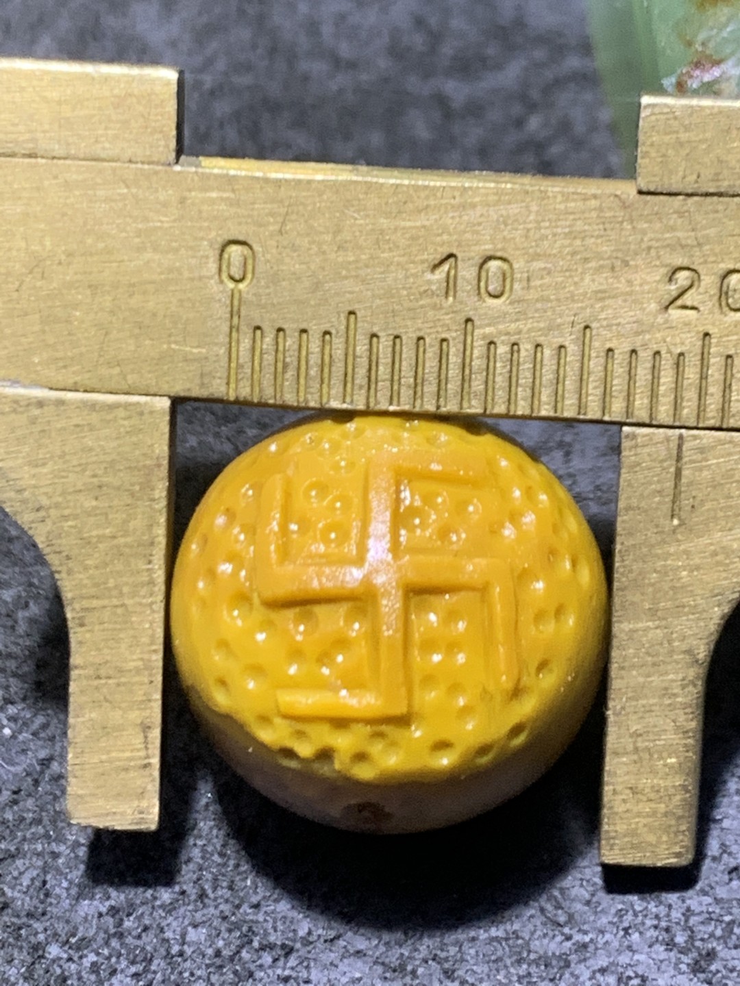 精美冰飘亚光战国红玛瑙手工雕刻万字符咒点珠一个，