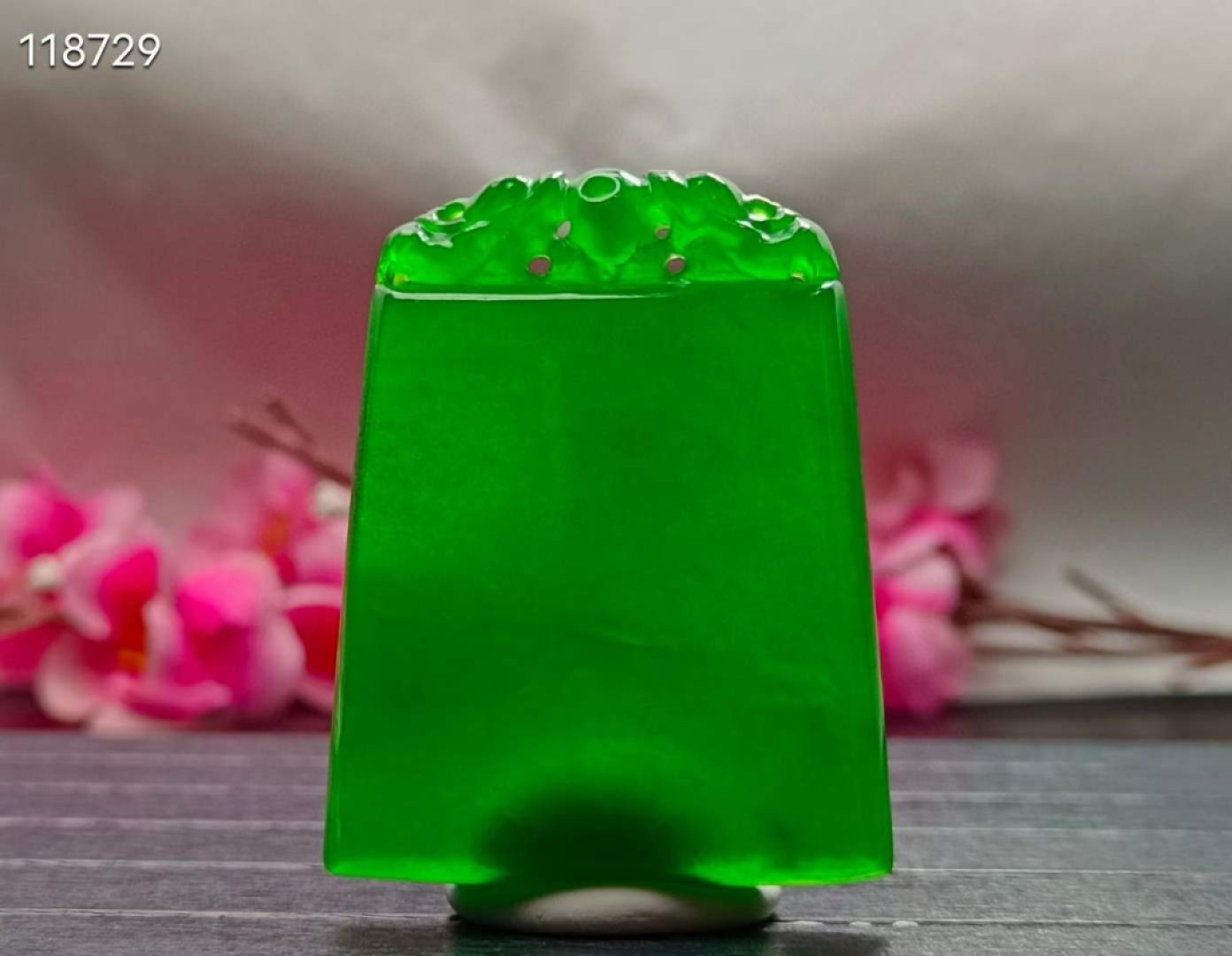 顶级龙石种帝王绿翡翠平安无事牌，整料雕刻，水头超好，超级完美 顶级龙石种帝王绿翡翠平安无事牌，整料雕刻，水头超好，超级完美