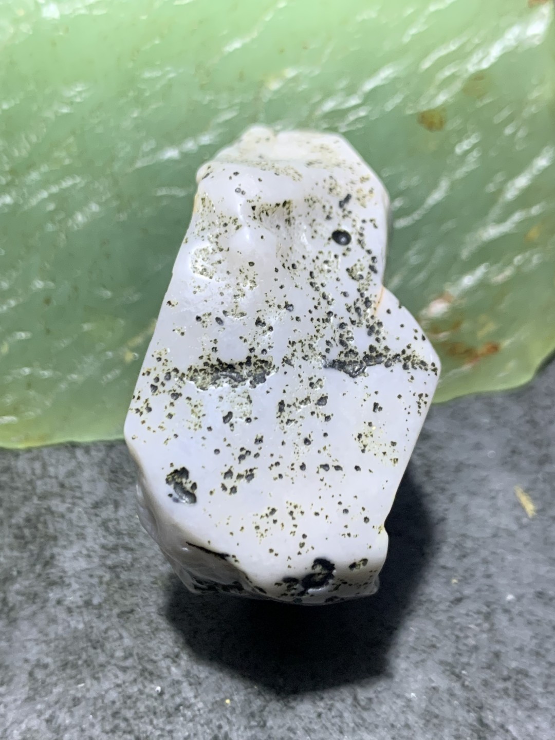 放福利！精美天然千层纹阿拉善玛瑙原石手工雕刻悟字把件（吊坠）一颗，