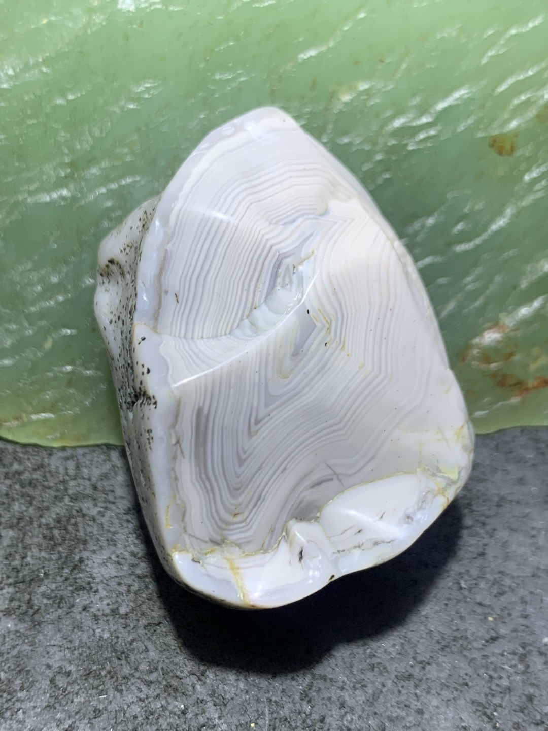放福利！精美天然千层纹阿拉善玛瑙原石手工雕刻悟字把件（吊坠）一颗，
