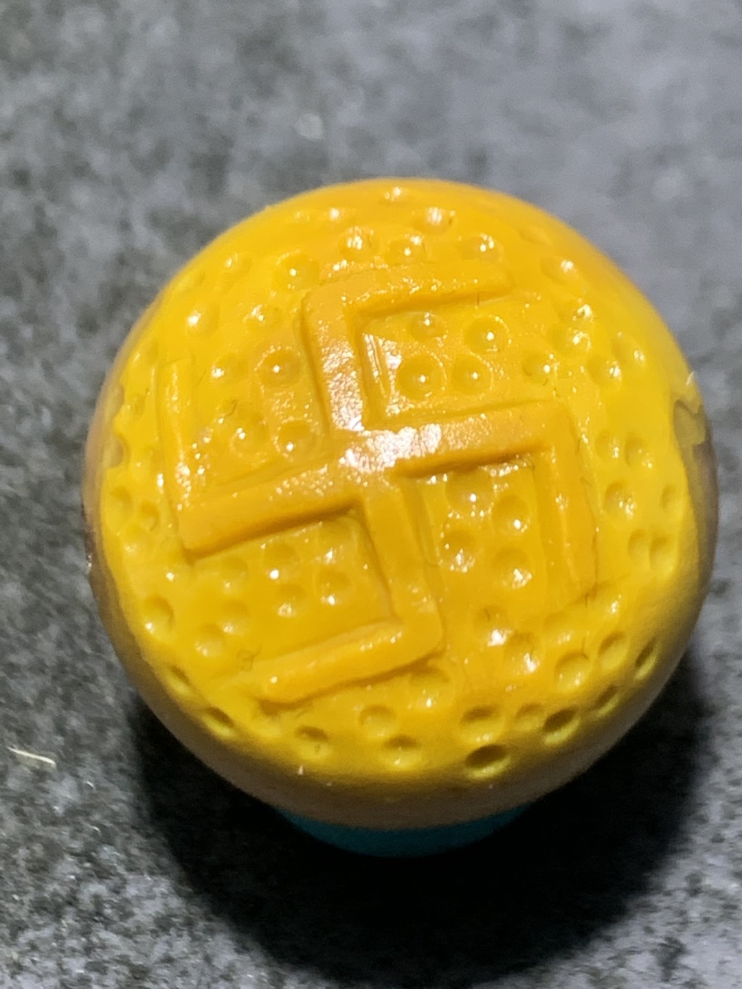 精美冰飘亚光战国红玛瑙手工雕刻万字符咒点珠一个，
