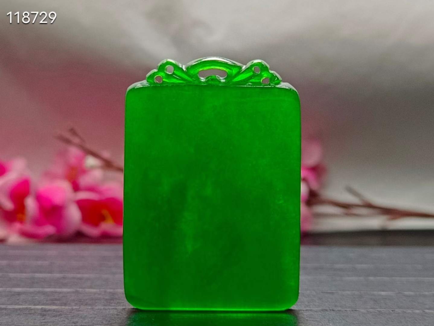 顶级龙石种帝王绿翡翠平安无事牌，整料雕刻，水头超好，超级完美 顶级龙石种帝王绿翡翠平安无事牌，整料雕刻，水头超好，超级完美