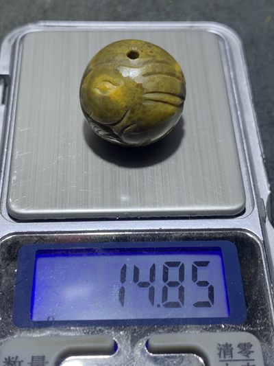 精美原皮战国红玛瑙手工雕刻玉兔随形珠一个， 精美原皮战国红玛瑙手工雕刻玉兔随形珠一个，