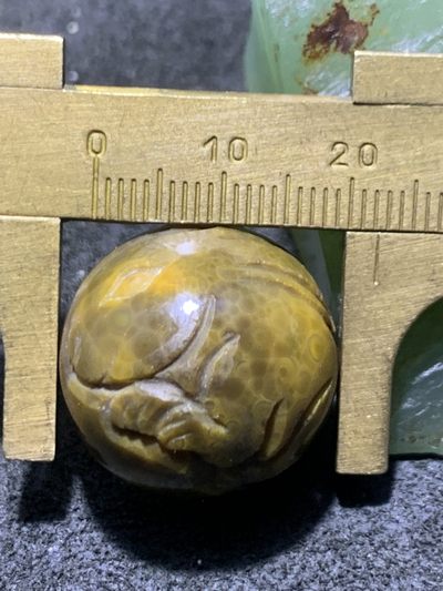 精美原皮战国红玛瑙手工雕刻玉兔随形珠一个， 精美原皮战国红玛瑙手工雕刻玉兔随形珠一个，