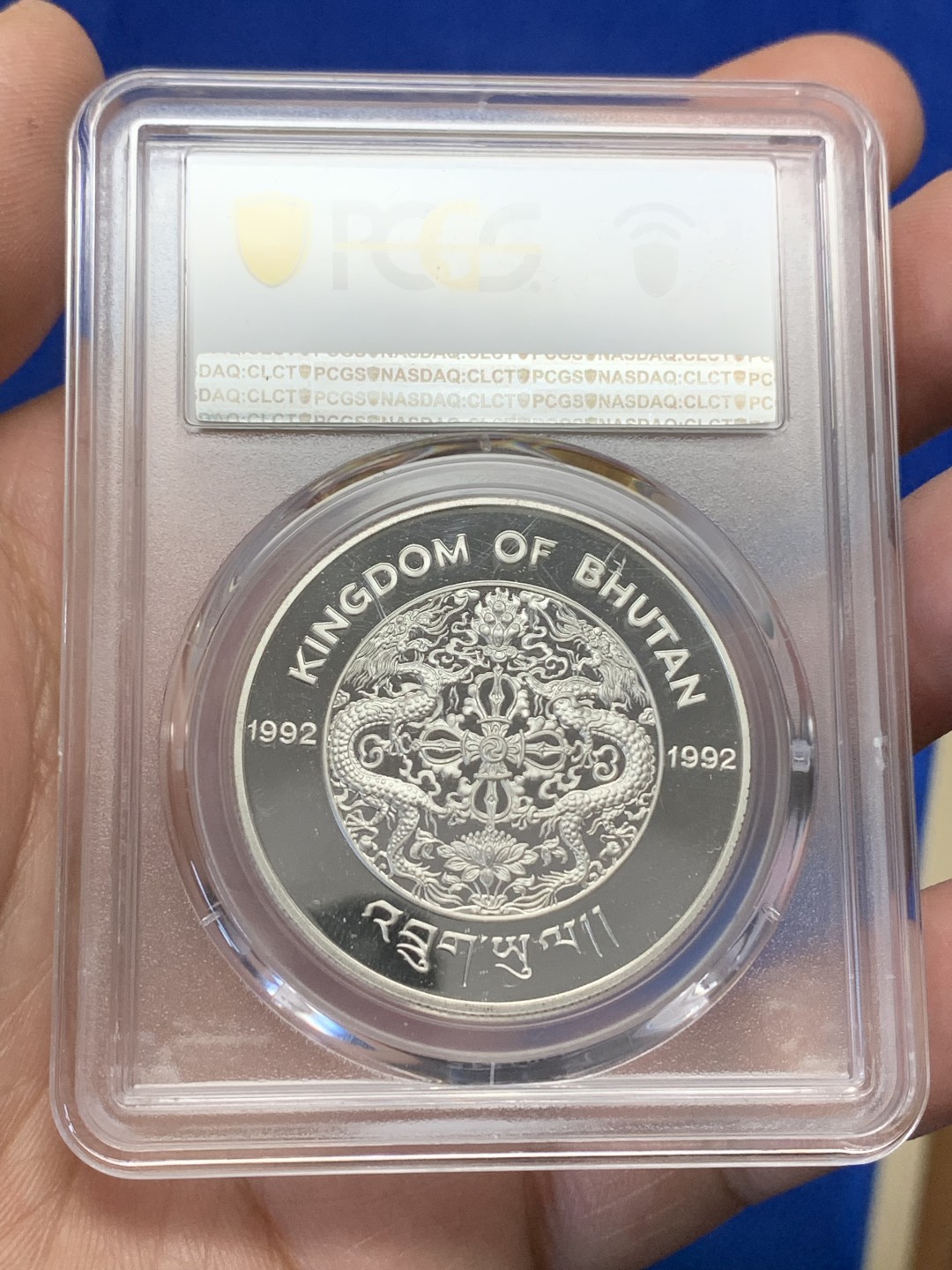 《竞宝斋》三少爷老婆本专场-第156场 (全场包邮) PCGS金盾 PR68DCAM 不丹1992年太阳系九大行星300努尔特鲁姆精制大银币。925银，直径38mm，重量28.28g，发行量仅1万枚。唯一亚军分，上面仅一枚冠军分