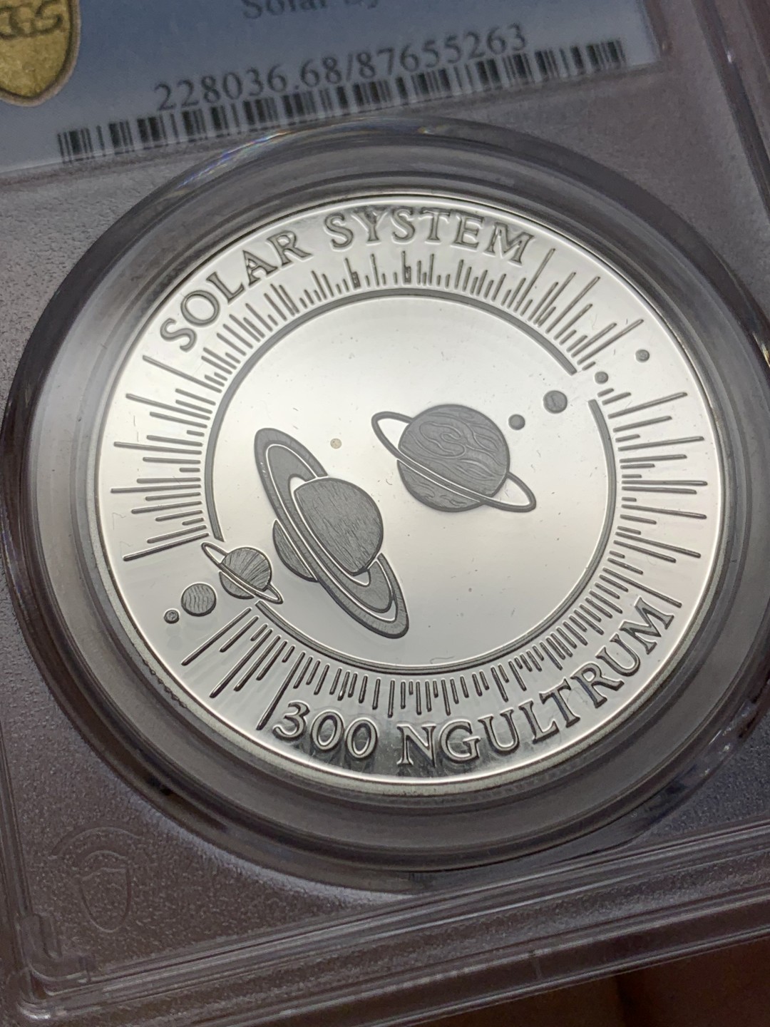 《竞宝斋》三少爷老婆本专场-第156场 (全场包邮) PCGS金盾 PR68DCAM 不丹1992年太阳系九大行星300努尔特鲁姆精制大银币。925银，直径38mm，重量28.28g，发行量仅1万枚。唯一亚军分，上面仅一枚冠军分