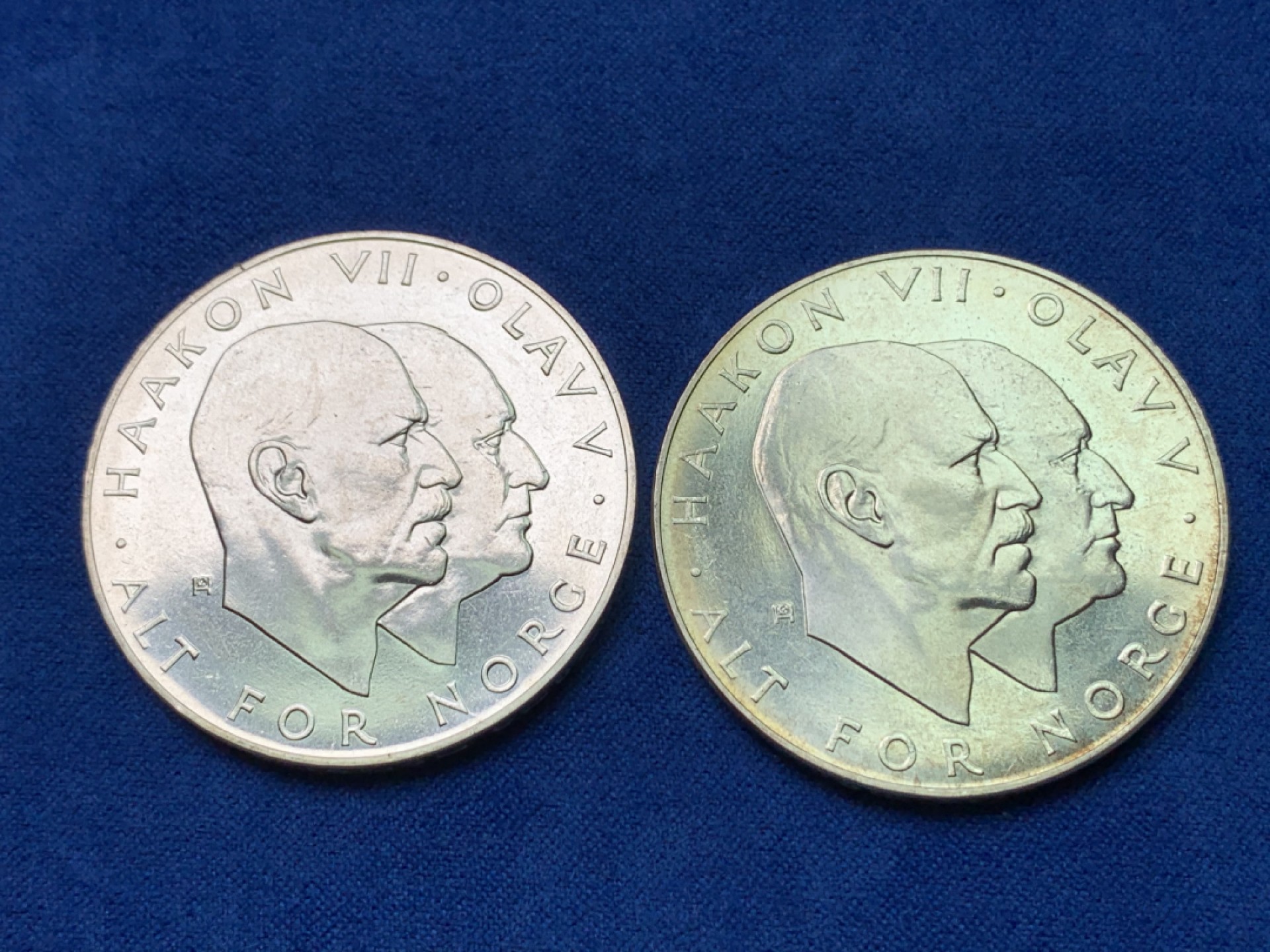 《竞宝斋》三少爷老婆本专场-第156场 (全场包邮) 挪威1970年二战胜利25周年纪念25克朗大银币一对，原光和淡金包浆各一枚。875银，直径39mm，重量29g