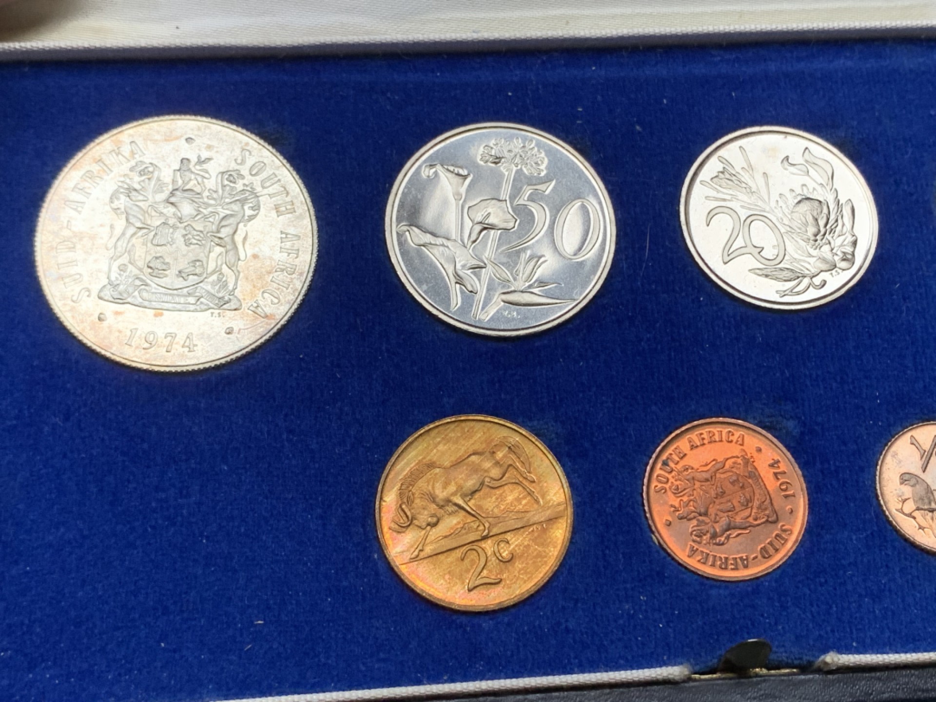 《竞宝斋》三少爷老婆本专场-第156场 (全场包邮) 南非1974年8枚套，带原盒，其中1兰特为银币，800银，直径32.6mm，重量15g
