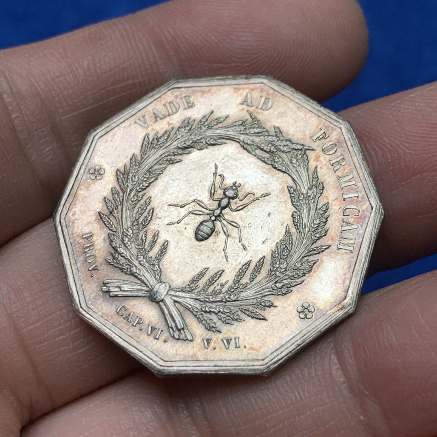 《竞宝斋》三少爷老婆本专场-第156场 (全场包邮) 法国1822年里昂蚂蚁储蓄银行十角代用银币，丰饶角+ARGENT边铭，对边直径32mm，重量15.8g。UNC好品相