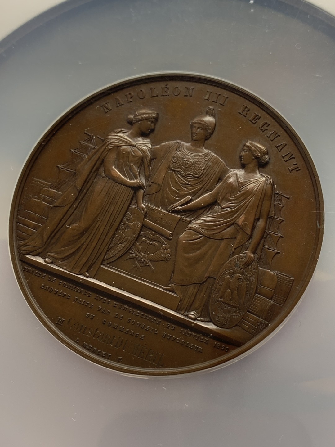《竞宝斋》三少爷老婆本专场-第156场 (全场包邮) NGC MS64BN 法国1860年《英法条约》签定纪念拿破仑三世国王头像大铜章，NGC加大加厚盒。1860年英、法《柯布敦－舍瓦利埃条约》（又名《英法条约》）签订，根据该条约，英国同意废除所有制成品的关税，把对白兰地征收的饿关税减低到殖民地产品的水平，并降低葡萄酒的进口税。这使法国获利最大。法国方面降低英国煤炭、焦炭、条铁、生铁、钢、机器、工具、纱线、大麻及亚麻制品的关税，在1864年10月1日