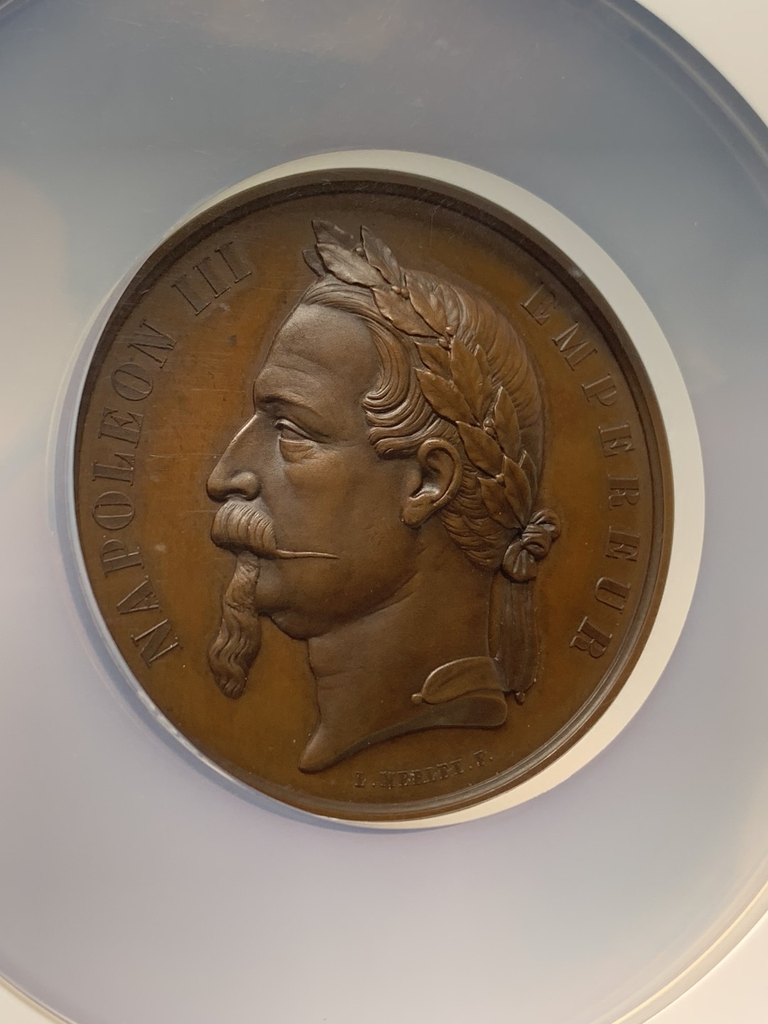 《竞宝斋》三少爷老婆本专场-第156场 (全场包邮) NGC MS64BN 法国1860年《英法条约》签定纪念拿破仑三世国王头像大铜章，NGC加大加厚盒。1860年英、法《柯布敦－舍瓦利埃条约》（又名《英法条约》）签订，根据该条约，英国同意废除所有制成品的关税，把对白兰地征收的饿关税减低到殖民地产品的水平，并降低葡萄酒的进口税。这使法国获利最大。法国方面降低英国煤炭、焦炭、条铁、生铁、钢、机器、工具、纱线、大麻及亚麻制品的关税，在1864年10月1日