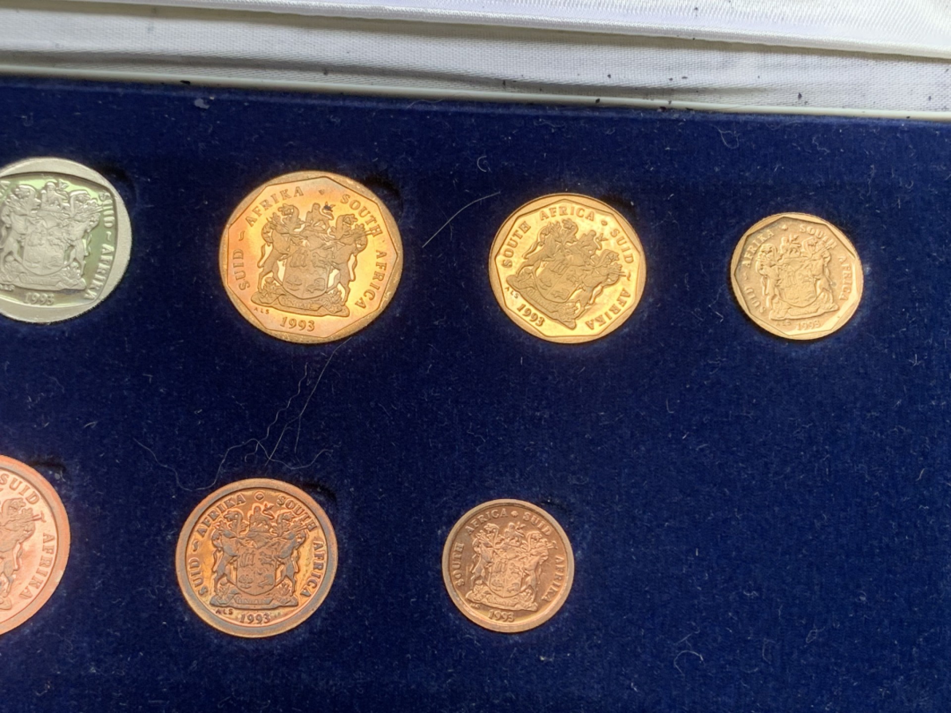 《竞宝斋》三少爷老婆本专场-第156场 (全场包邮) 南非1993年精制币8枚套，带原盒。盒子损坏了，后部突出俩针，小心扎手