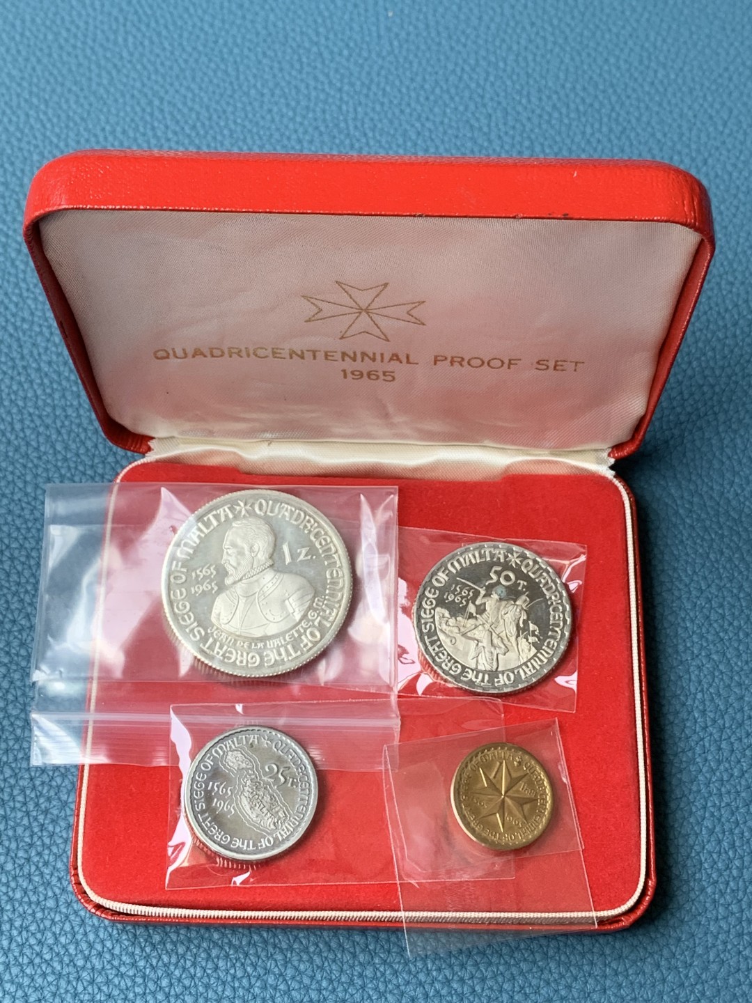 《竞宝斋》三少爷老婆本专场-第156场 (全场包邮) 马耳他1965年圣约翰骑士团大围攻胜利400周年纪念精制币4枚套，带原盒。1铜币2镍币1银币，其中，1泽奇诺为银币