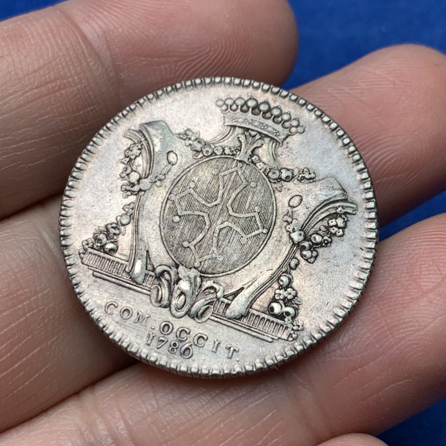 《竞宝斋》三少爷老婆本专场-第156场 (全场包邮) 法国1786年路易十六国王头像代用银币，直径31.5mm，重量10.69g。深打好品相