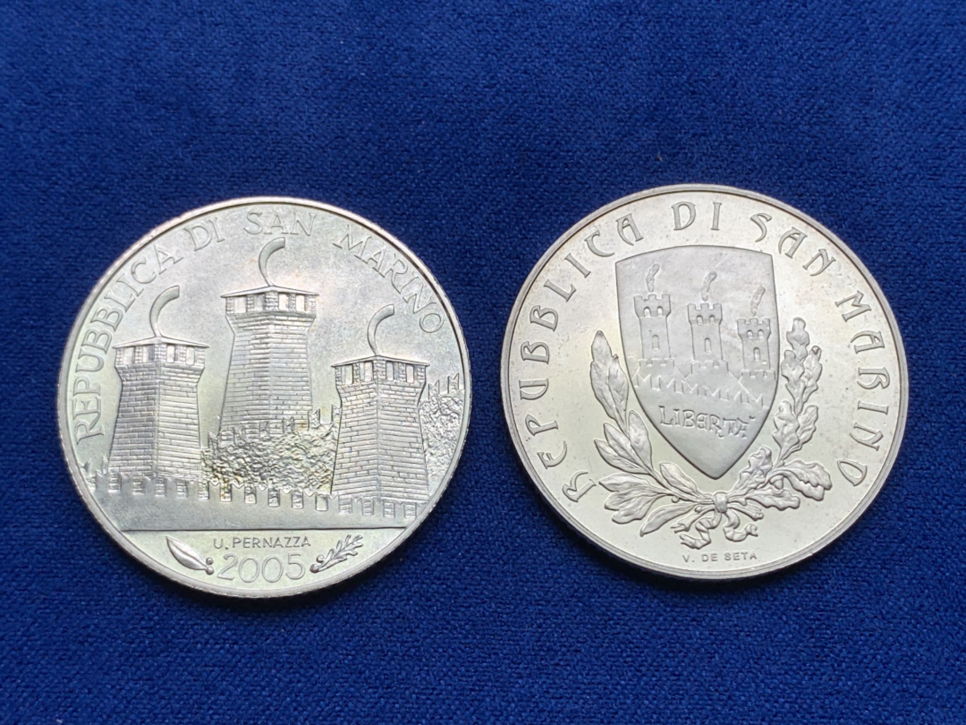 《竞宝斋》三少爷老婆本专场-第156场 (全场包邮) 圣马力诺2005年政治家安东尼奥·奥诺弗里纪念、2012年乔万尼·帕斯科利逝世100周年纪念5欧元银币一对，925银，直径32mm，重量18g 共36克