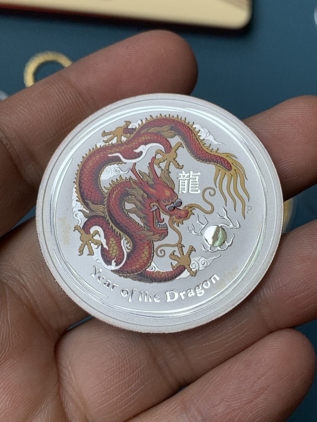 《竞宝斋》三少爷老婆本专场-第156场 (全场包邮) 澳大利亚2012年龙年生肖彩色金银币1元、15元套装，原盒带证书。1/10oz彩色金币+1oz彩色银币，包装精美。澳大利亚珀斯铸币局铸造，最近上海黄金交易所暴雷的主角，妥妥的热门品种。