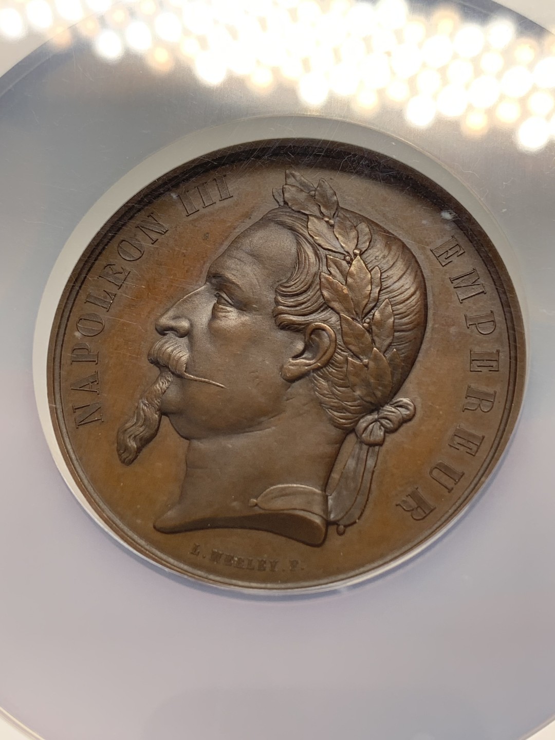 《竞宝斋》三少爷老婆本专场-第156场 (全场包邮) NGC MS64BN 法国1860年《英法条约》签定纪念拿破仑三世国王头像大铜章，NGC加大加厚盒。1860年英、法《柯布敦－舍瓦利埃条约》（又名《英法条约》）签订，根据该条约，英国同意废除所有制成品的关税，把对白兰地征收的饿关税减低到殖民地产品的水平，并降低葡萄酒的进口税。这使法国获利最大。法国方面降低英国煤炭、焦炭、条铁、生铁、钢、机器、工具、纱线、大麻及亚麻制品的关税，在1864年10月1日