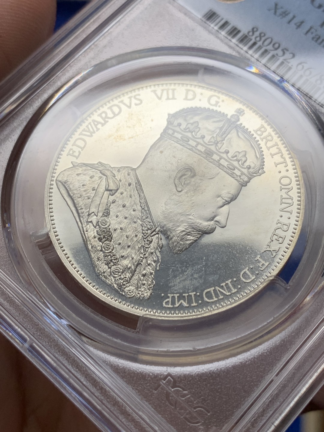 《竞宝斋》三少爷老婆本专场-第156场 (全场包邮) PCGS金盾 PR66DCAM 马恩岛“1901”年爱德华七世国王头像三条腿图案4先令精制大银币，后铸珍惜币。唯一亚军分，上面仅有一枚冠军分