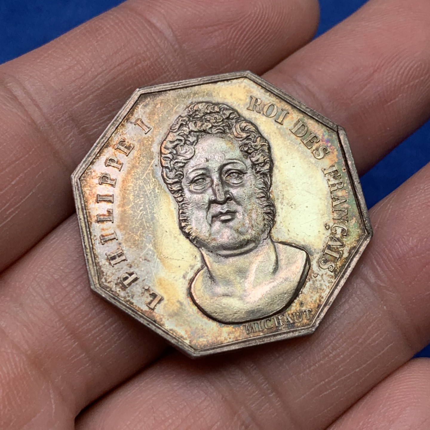 《竞宝斋》三少爷老婆本专场-第156场 (全场包邮) 法国19世纪少见菲利普一世国王正面头像凡尔赛区公证人协会八角代用银币，油灯边铭，对边直径33mm，重量14.6g。UNC好品相