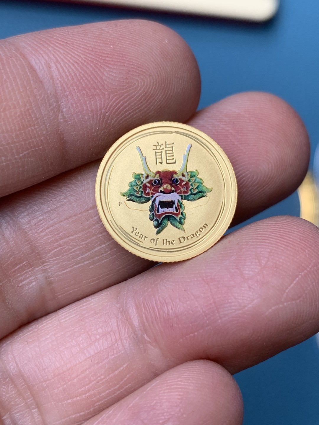 《竞宝斋》三少爷老婆本专场-第156场 (全场包邮) 澳大利亚2012年龙年生肖彩色金银币1元、15元套装，原盒带证书。1/10oz彩色金币+1oz彩色银币，包装精美。澳大利亚珀斯铸币局铸造，最近上海黄金交易所暴雷的主角，妥妥的热门品种。