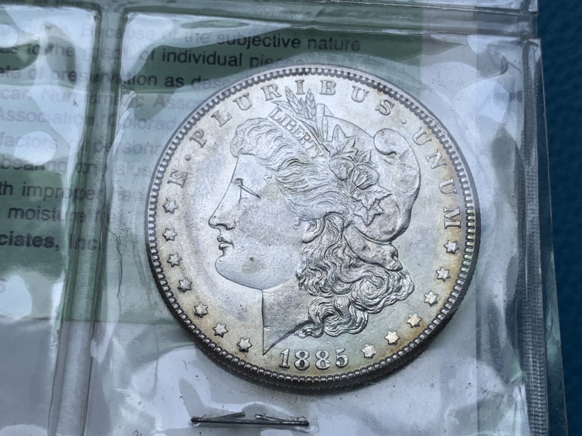 《竞宝斋》三少爷老婆本专场-第156场 (全场包邮) 早期ICG，80年代评级 MS64/65 美国1885年摩根大银币。ICG早期评级的产物，1985年8月27日评级。当时的评级规则是正反面分别评级，正面MS64，反面MS65，附柯达相纸印的币原始照片一张。