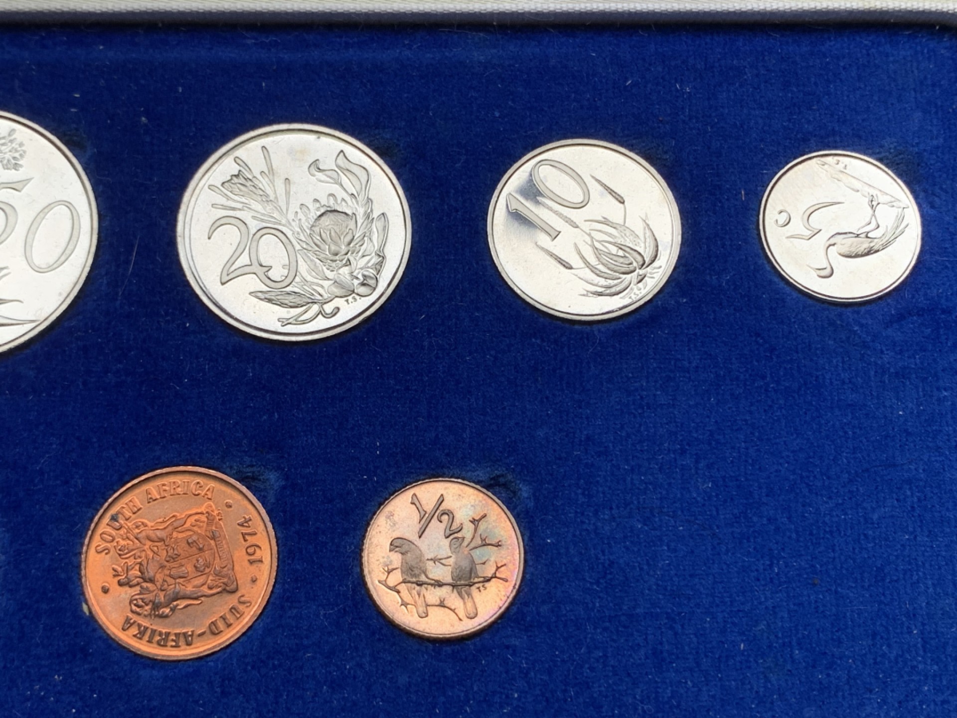 《竞宝斋》三少爷老婆本专场-第156场 (全场包邮) 南非1974年8枚套，带原盒，其中1兰特为银币，800银，直径32.6mm，重量15g