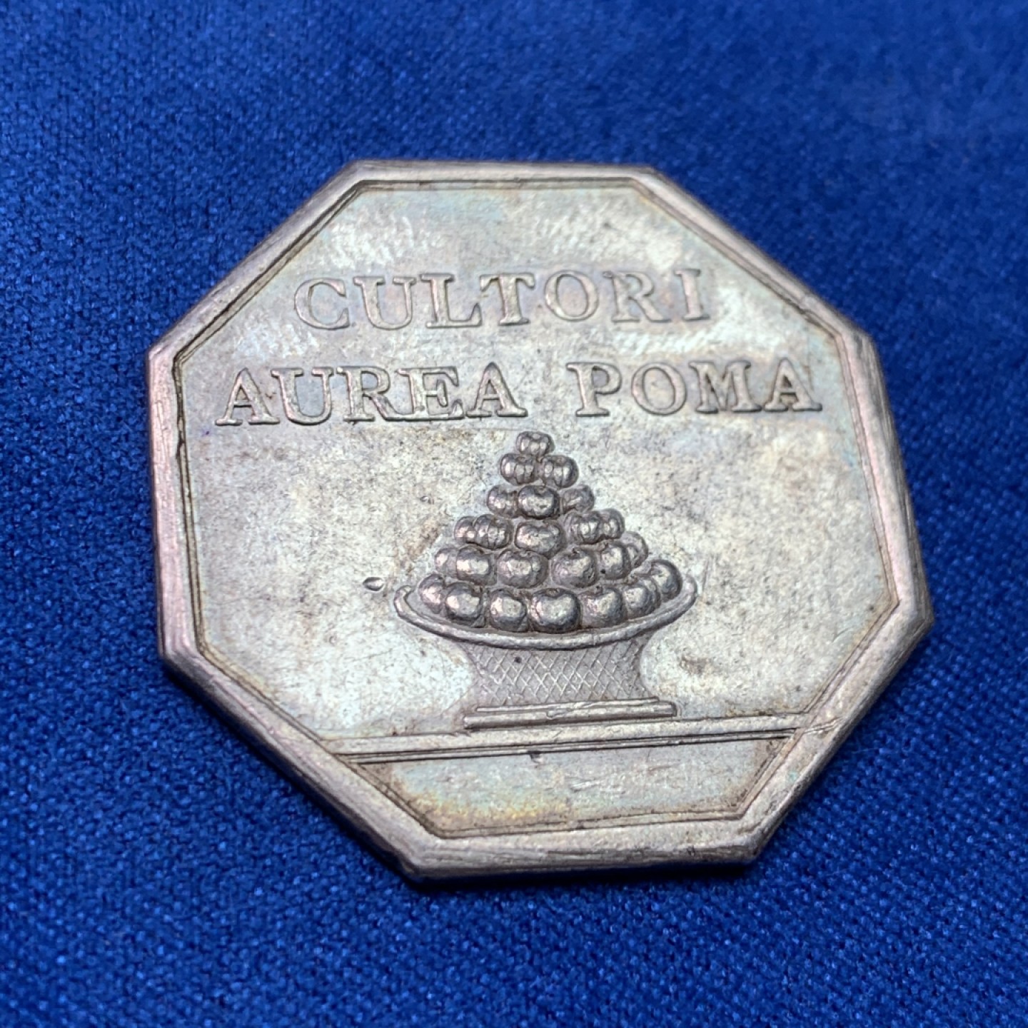 《竞宝斋》三少爷老婆本专场-第156场 (全场包邮) 法国19世纪沃塞尔斯宫八角代用银币，早期无边铭，对边直径31.5mm，重量12.26g