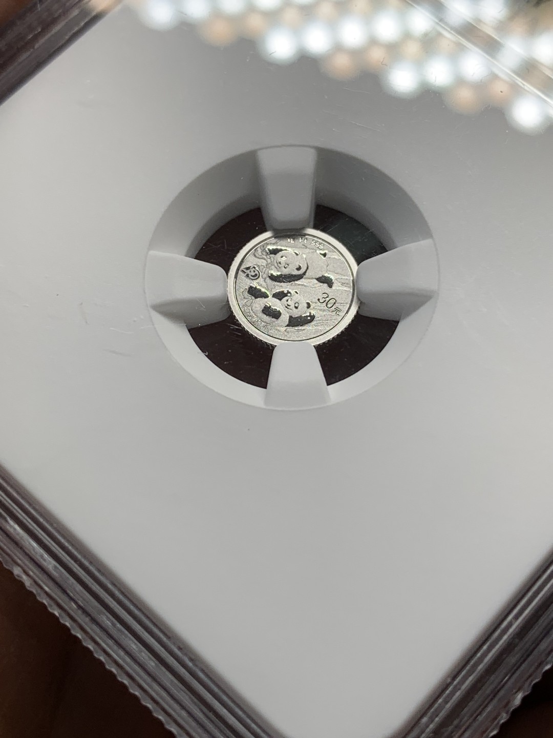 《竞宝斋》三少爷老婆本专场-第156场 (全场包邮) NGC MS70 中国2022年熊猫30元铂金纪念币，满分不易。1g铂金币，熊猫金币发型40周年标签