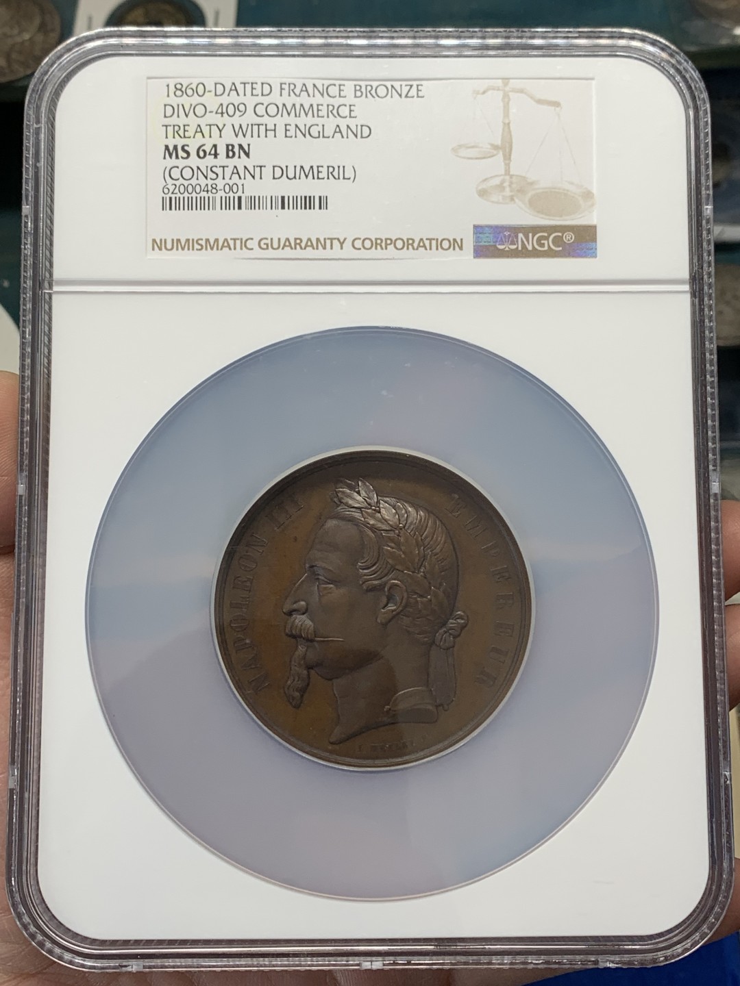 《竞宝斋》三少爷老婆本专场-第156场 (全场包邮) NGC MS64BN 法国1860年《英法条约》签定纪念拿破仑三世国王头像大铜章，NGC加大加厚盒。1860年英、法《柯布敦－舍瓦利埃条约》（又名《英法条约》）签订，根据该条约，英国同意废除所有制成品的关税，把对白兰地征收的饿关税减低到殖民地产品的水平，并降低葡萄酒的进口税。这使法国获利最大。法国方面降低英国煤炭、焦炭、条铁、生铁、钢、机器、工具、纱线、大麻及亚麻制品的关税，在1864年10月1日