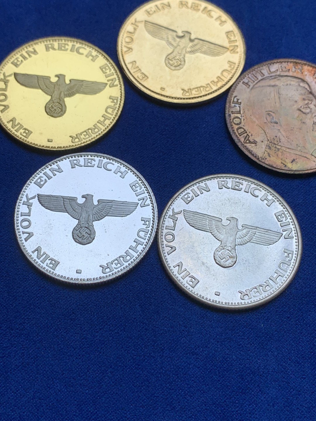 《竞宝斋》三少爷老婆本专场-第156场 (全场包邮) 元首头像纪念章5枚。普制镀金、精制镀金、普制镀银、精制镀银各一枚，另有一枚少见的元首和墨索里尼的