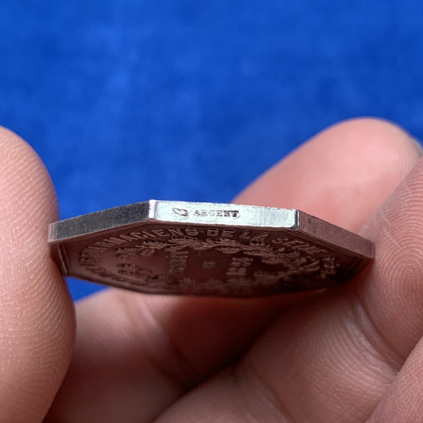 《竞宝斋》三少爷老婆本专场-第156场 (全场包邮) 法国1853年塞纳河药剂师协会八角代用银币，丰饶角+ARGENT边铭，对边直径32.5mm，重量16g。UNC好品相