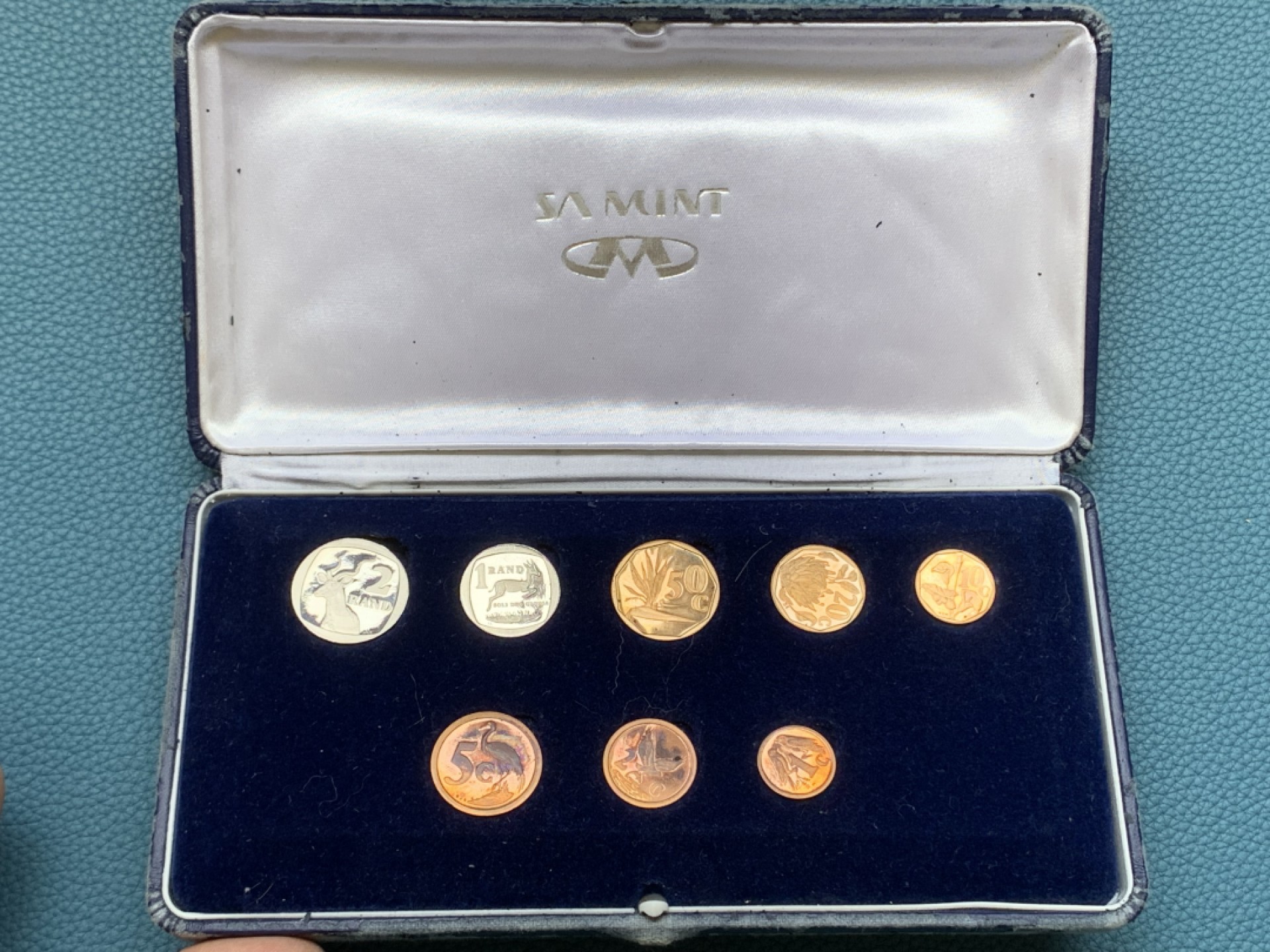 《竞宝斋》三少爷老婆本专场-第156场 (全场包邮) 南非1993年精制币8枚套，带原盒。盒子损坏了，后部突出俩针，小心扎手