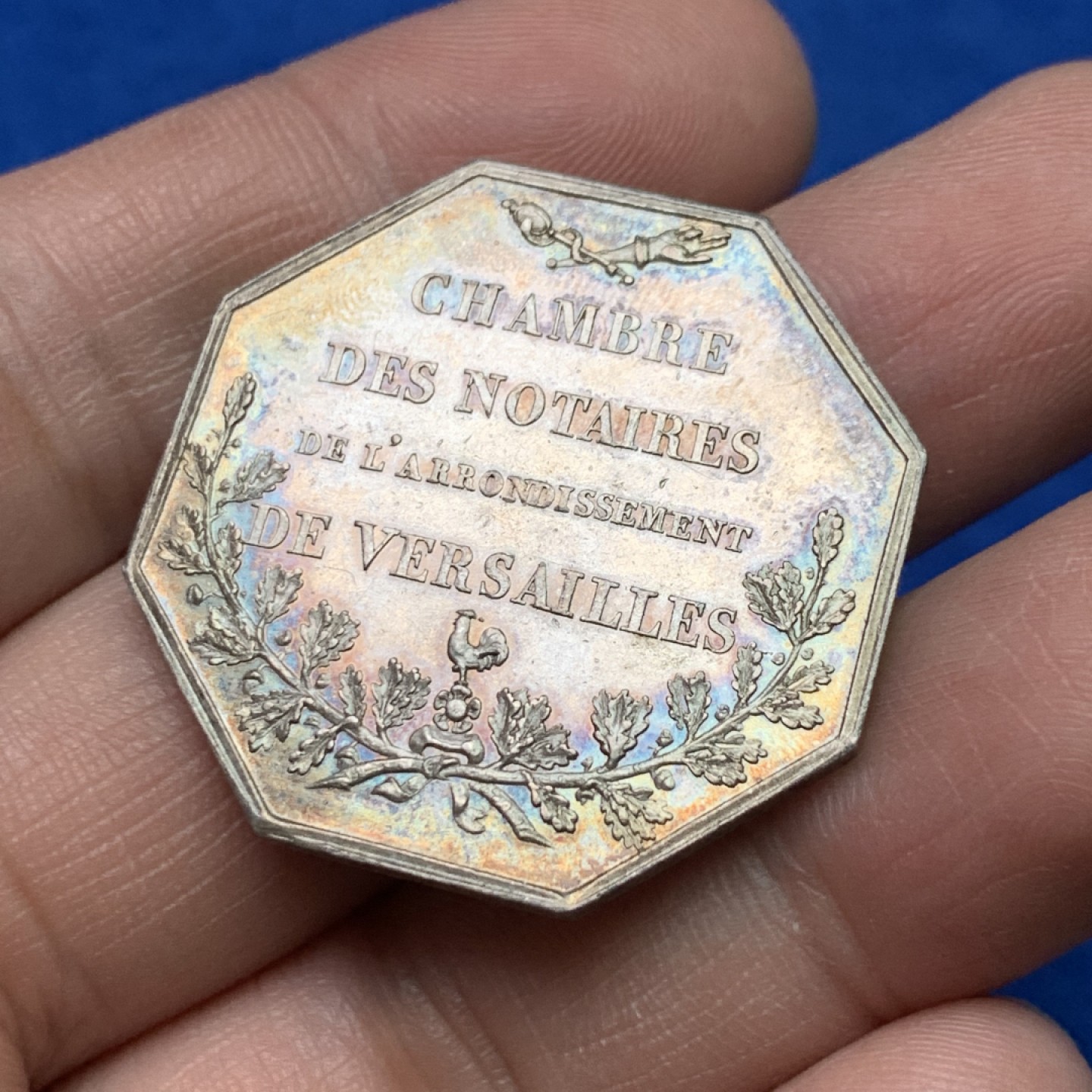 《竞宝斋》三少爷老婆本专场-第156场 (全场包邮) 法国19世纪少见菲利普一世国王正面头像凡尔赛区公证人协会八角代用银币，油灯边铭，对边直径33mm，重量14.6g。UNC好品相