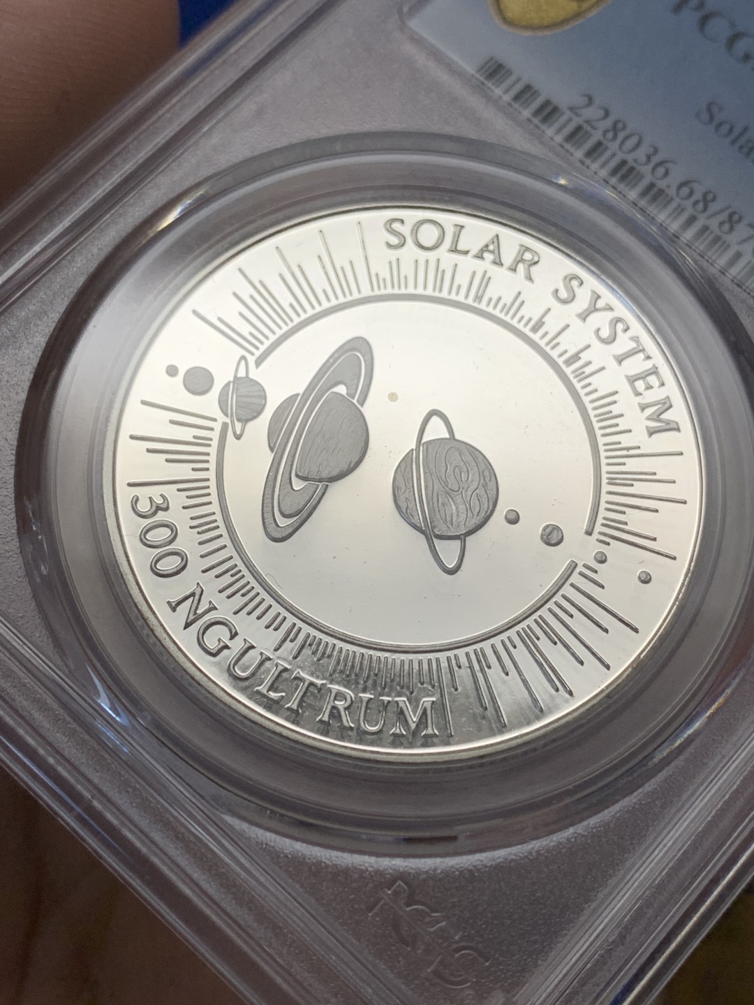 《竞宝斋》三少爷老婆本专场-第156场 (全场包邮) PCGS金盾 PR68DCAM 不丹1992年太阳系九大行星300努尔特鲁姆精制大银币。925银，直径38mm，重量28.28g，发行量仅1万枚。唯一亚军分，上面仅一枚冠军分