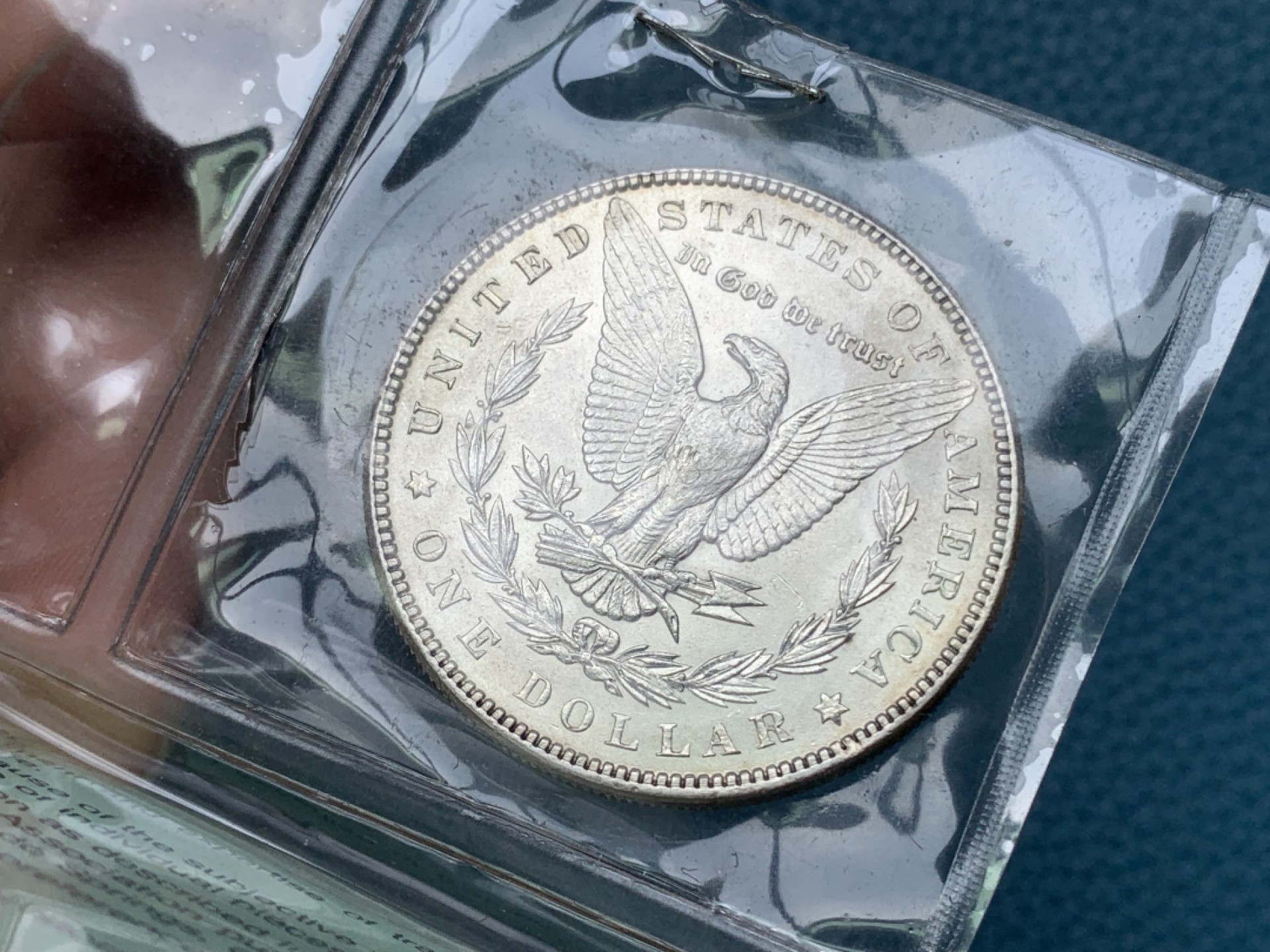 《竞宝斋》三少爷老婆本专场-第156场 (全场包邮) 早期ICG，80年代评级 MS64/65 美国1885年摩根大银币。ICG早期评级的产物，1985年8月27日评级。当时的评级规则是正反面分别评级，正面MS64，反面MS65，附柯达相纸印的币原始照片一张。