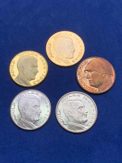 《竞宝斋》三少爷老婆本专场-第156场 (全场包邮) - 元首头像纪念章5枚。普制镀金、精制镀金、普制镀银、精制镀银各一枚，另有一枚少见的元首和墨索里尼的