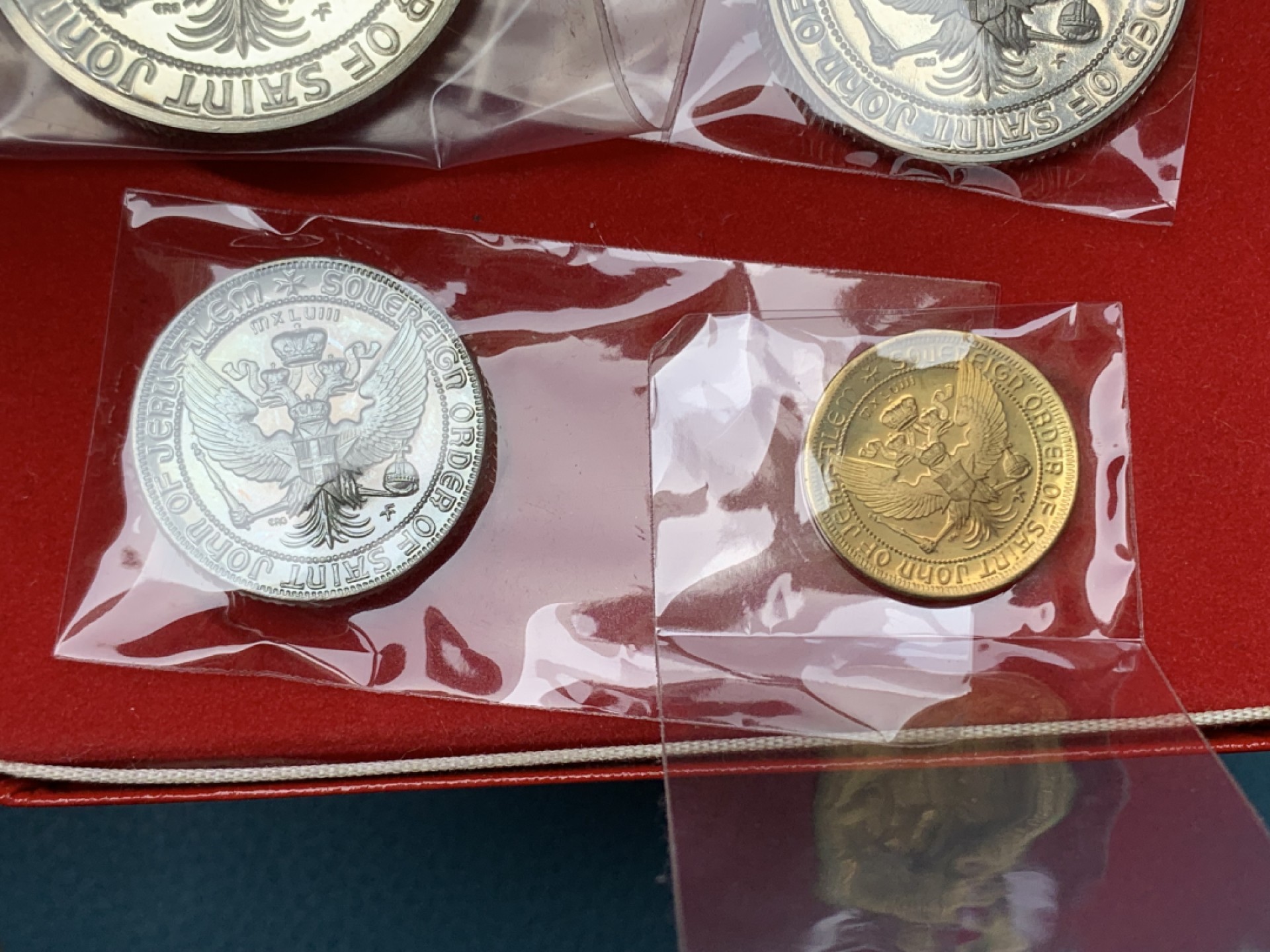 《竞宝斋》三少爷老婆本专场-第156场 (全场包邮) 马耳他1965年圣约翰骑士团大围攻胜利400周年纪念精制币4枚套，带原盒。1铜币2镍币1银币，其中，1泽奇诺为银币