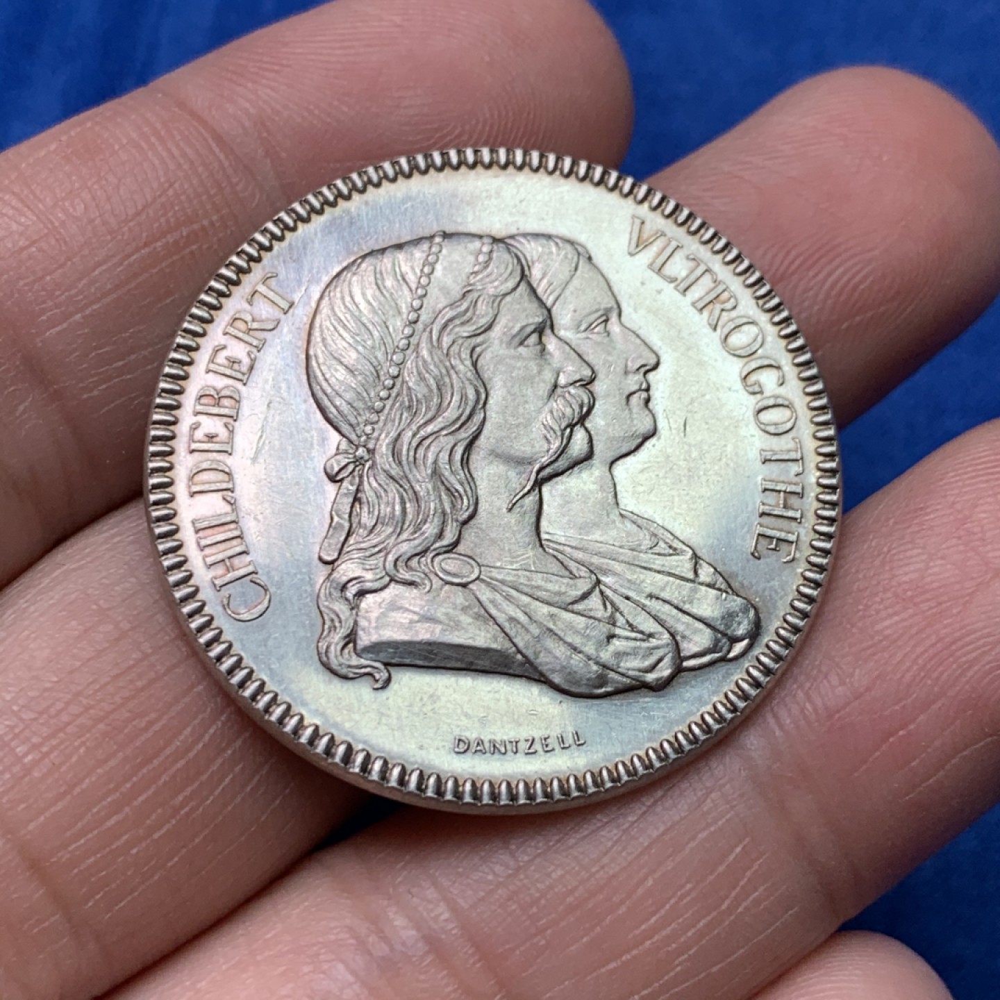 《竞宝斋》三少爷老婆本专场-第156场 (全场包邮) 法国1880年里昂医院希尔德贝尔特夫妇纪念代用银币，蜜蜂+ARGENT边铭，直径35mm，重量16.47g。UNC好品相