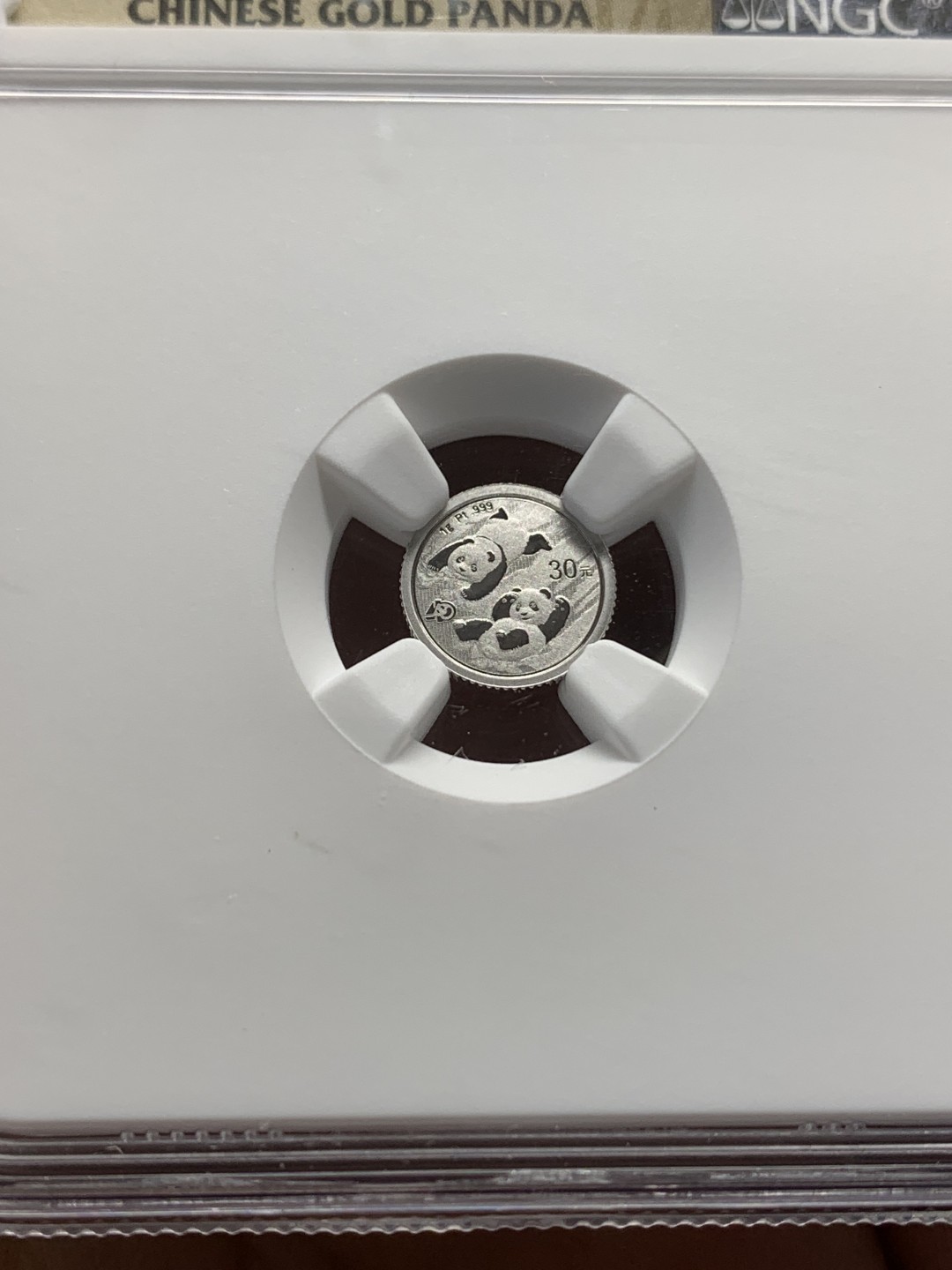 《竞宝斋》三少爷老婆本专场-第156场 (全场包邮) NGC MS70 中国2022年熊猫30元铂金纪念币，满分不易。1g铂金币，熊猫金币发型40周年标签